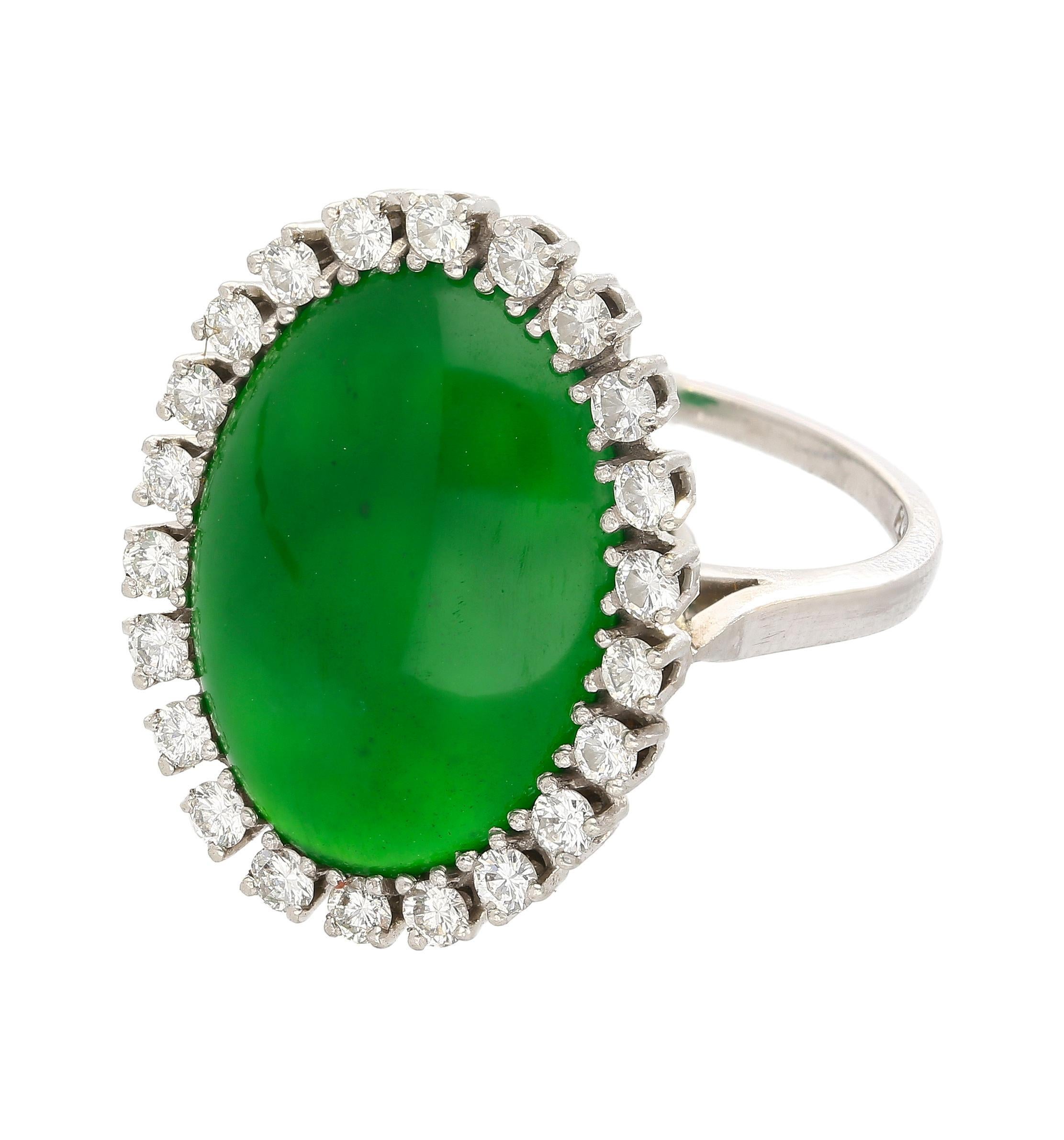 Questo splendido anello antico presenta un cabochon di giada antica riccamente saturo, incorniciato da 22 brillanti diamanti rotondi in un classico design a raggiera. Realizzato in platino 900 con gambo dritto. 11,02 grammi e misura 6,