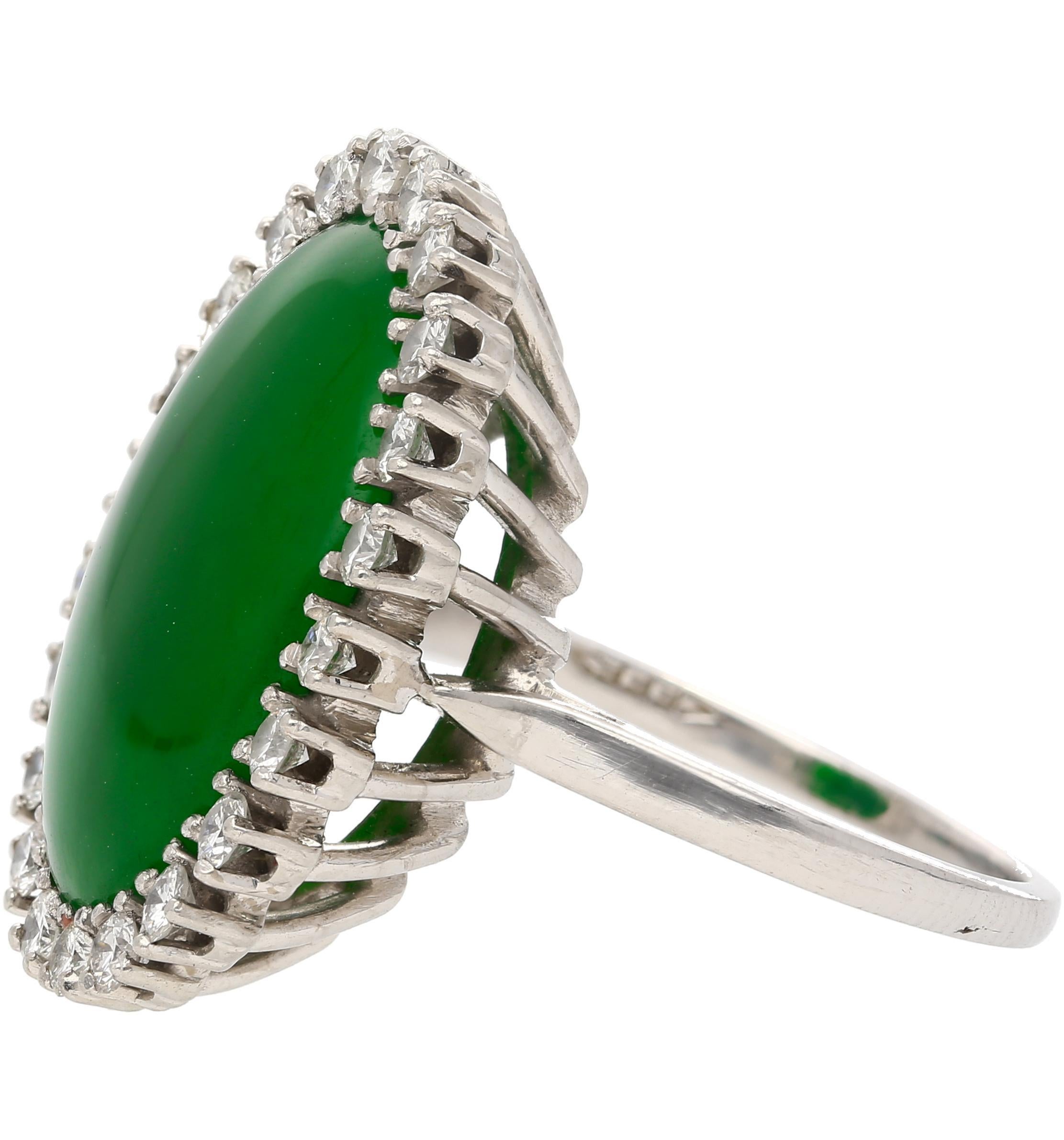 Cabochon Anello antico in giadeite e diamanti con alone in platino 900 in vendita