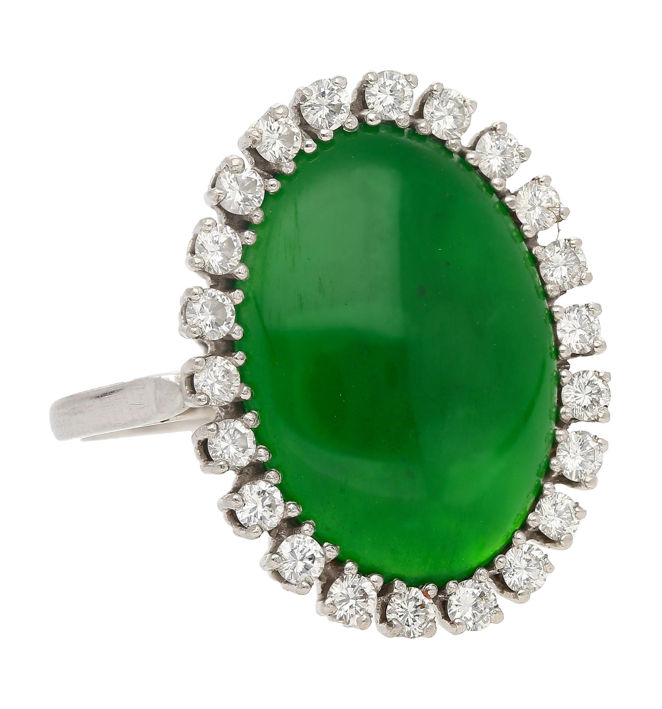 Anello antico in giadeite e diamanti con alone in platino 900 In condizioni ottime in vendita a Miami, FL