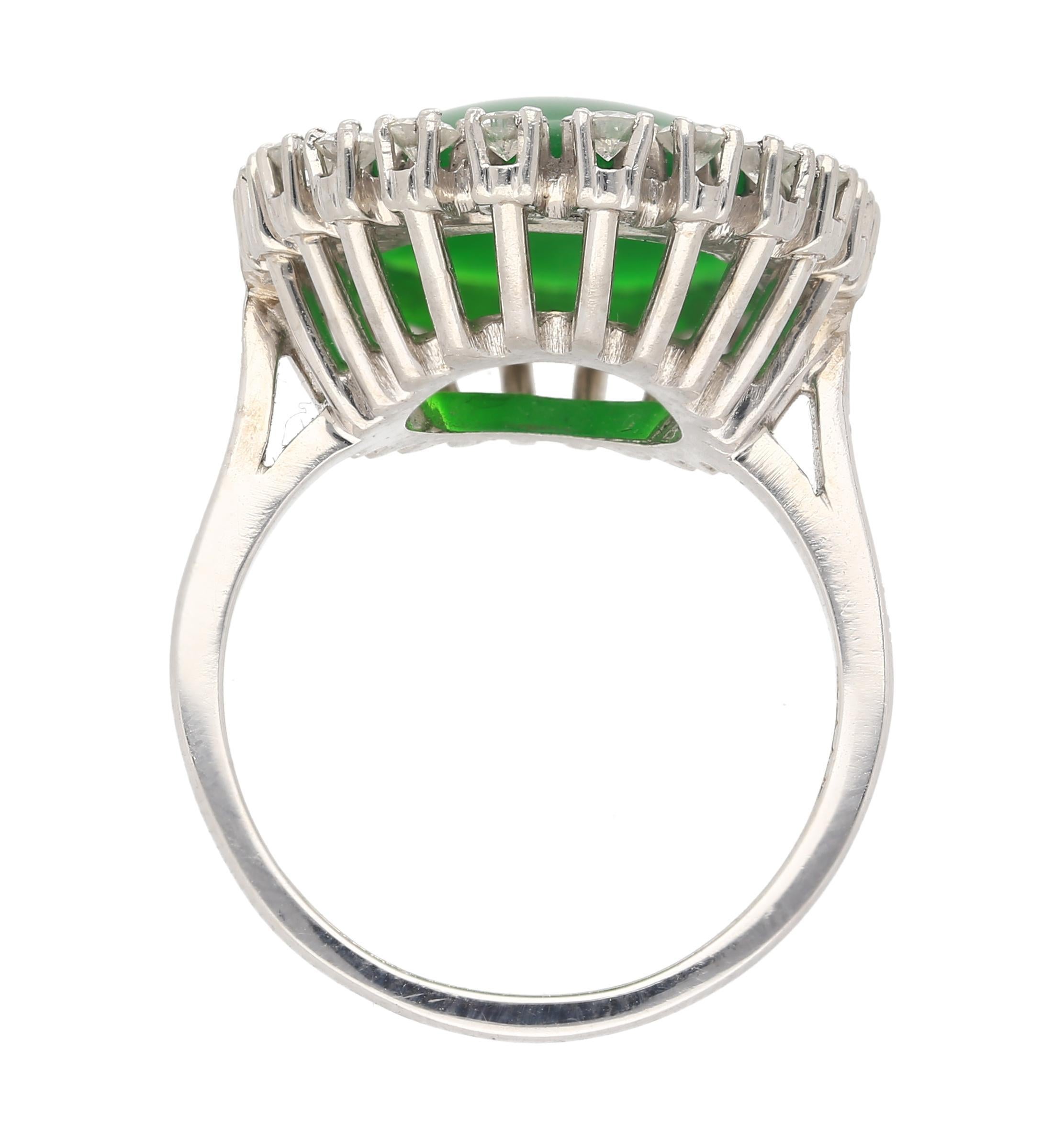 Anello antico in giadeite e diamanti con alone in platino 900 in vendita 1