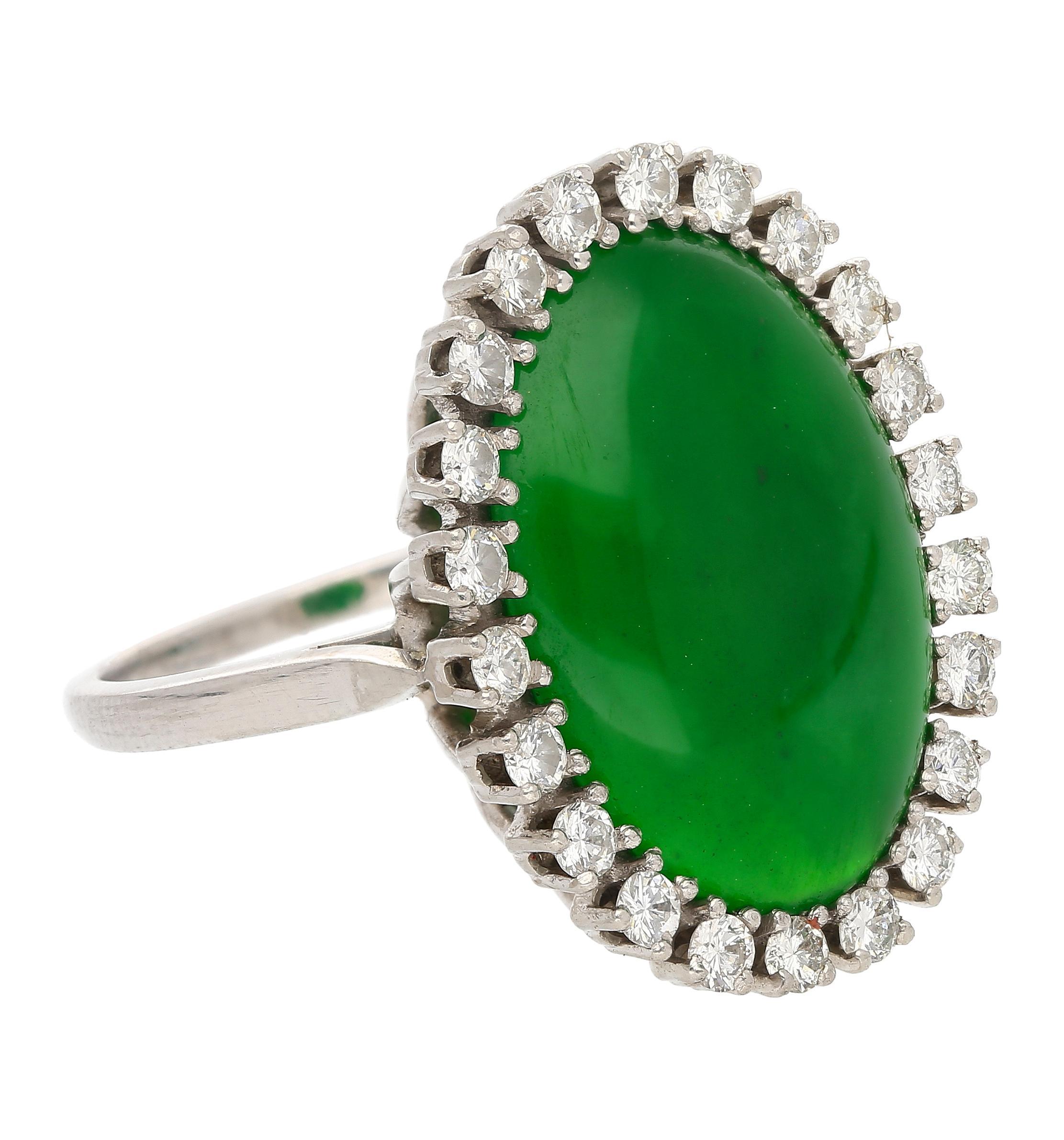 Anello antico in giadeite e diamanti con alone in platino 900 in vendita 2