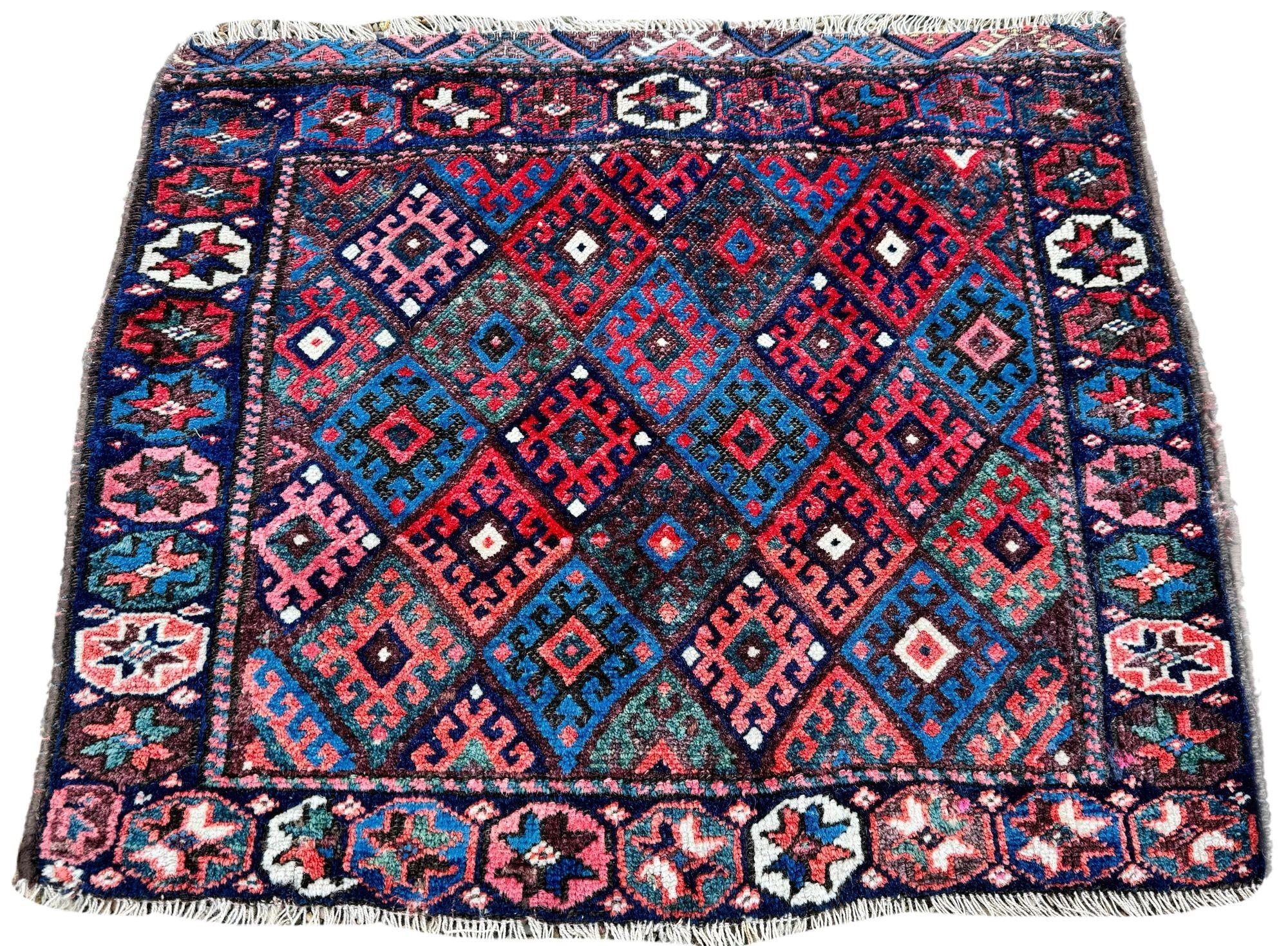 Eine fabelhafte antike Tasche Gesicht, gewebt von der Dschaf-Stamm von Kurdistan um 1900, möglicherweise etwas früher. Die Tasche zeigt ein Rautengittermuster in Rot-, Blau-, Rosa- und Grüntönen, umgeben von einem tiefen indigoblauen Rand. Weiche,