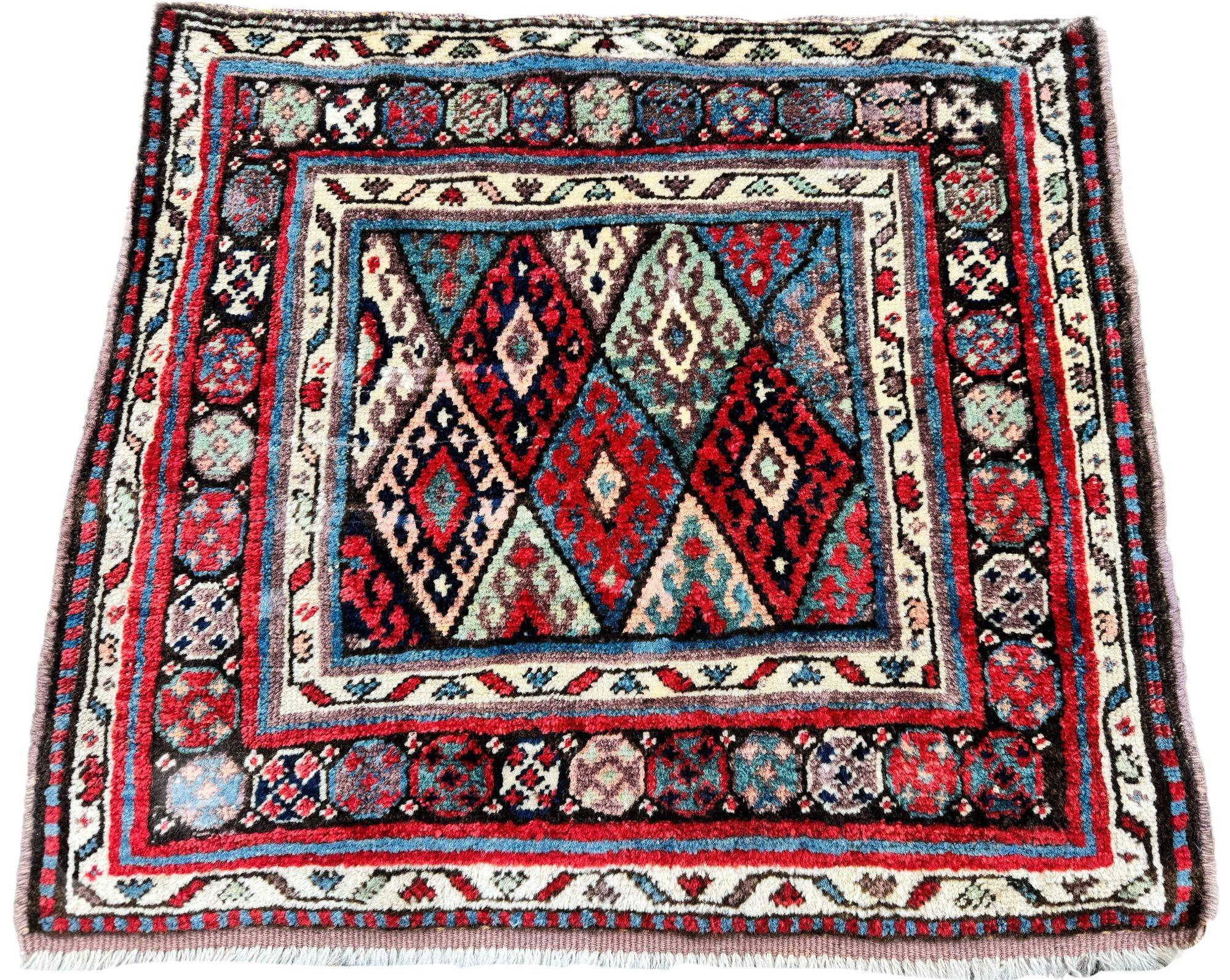 Eine schöne antike Tasche Gesicht, gewebt von der Dschaf-Stamm von Kurdistan um 1900, möglicherweise etwas früher. Die Tasche zeigt ein Rautengittermuster in Rot-, Blau-, Rosa- und Grüntönen, umgeben von einem tiefen indigoblauen Rand. Wunderbar