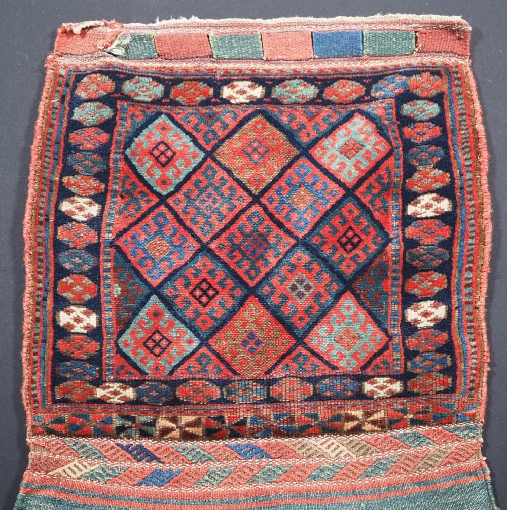 Sac Jaf Kurd ancien à face en treillis de diamants avec de belles couleurs claires et un joli dos en tissu rayé.
Circa 1880

La face du sac est bien dessinée avec un treillis de médaillons crochetés, entouré d'une bordure de rosettes florales. La