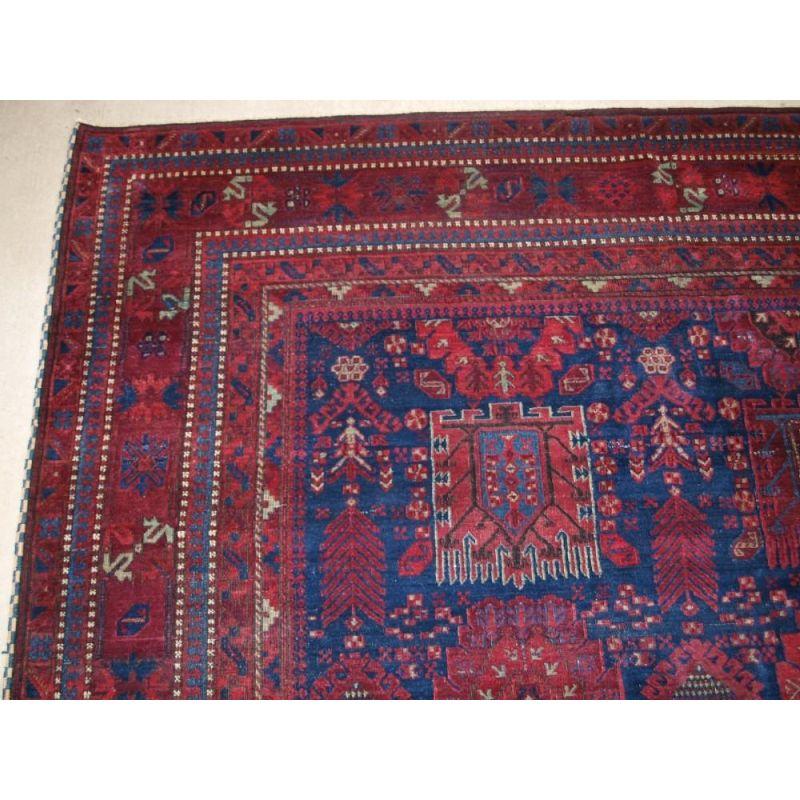Ces tapis ont été tissés dans les prisons d'Agra, en Inde, à la fin du XIXe siècle. Le tapis est presque carré, les couleurs sont magnifiques, riches et profondes. 

Le Condit est en excellent état avec une très légère usure et des poils presque