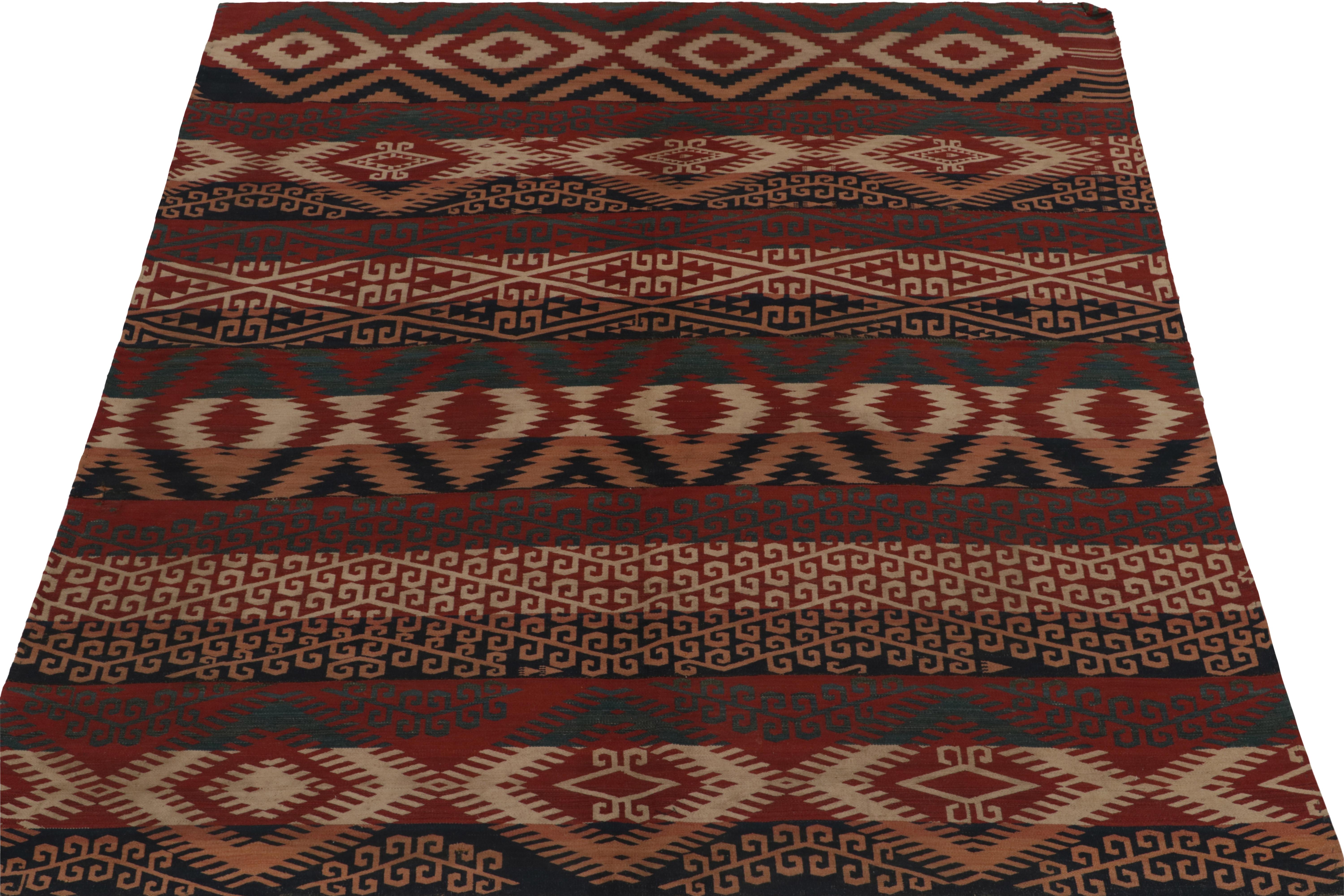 Tejida a mano en lana, una antigua alfombra Jajim kilim de 6 x 6 procedente de Persia hacia 1910-1920, que ahora entra en la selección de tejidos planos tribales de Rug & Kilim. El célebre estilo goza de un dibujo bien definido en tonos sutilmente
