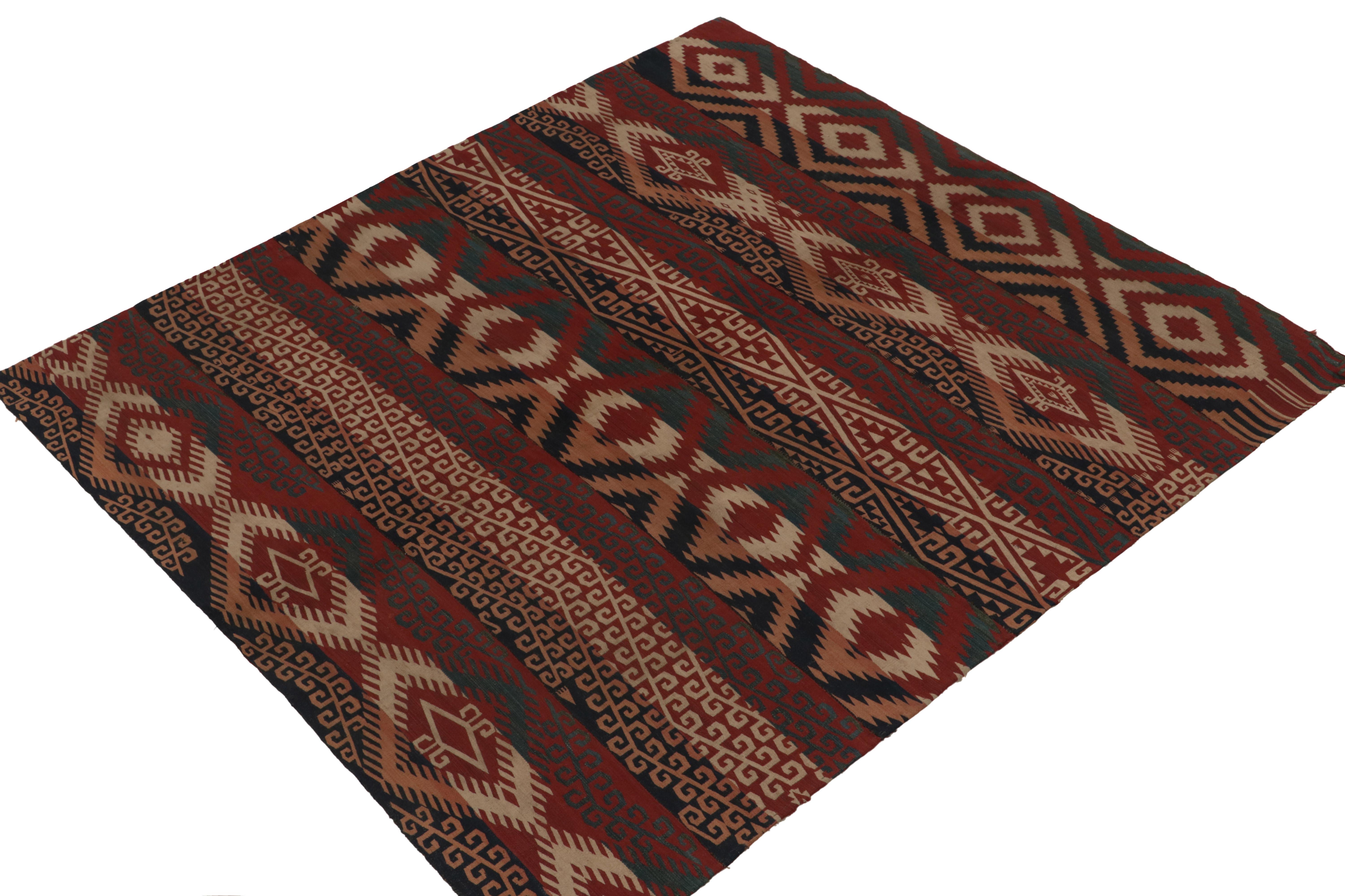 Antiguo Jajim Kilim con motivos tribales rojo escarlata, azul y beige by Rug & Kilim Tribal en venta
