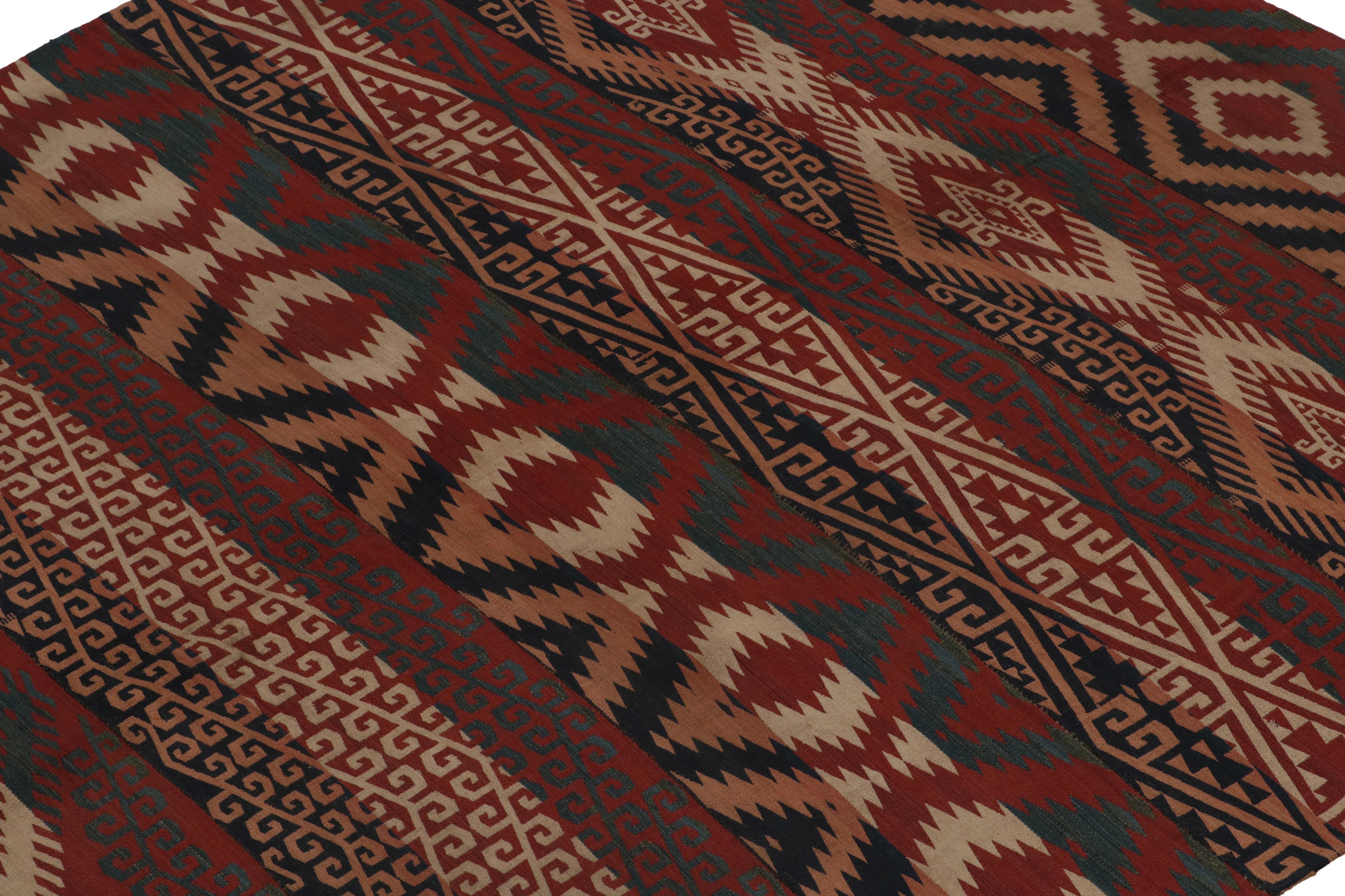 Antiguo Jajim Kilim con motivos tribales rojo escarlata, azul y beige by Rug & Kilim Persa en venta