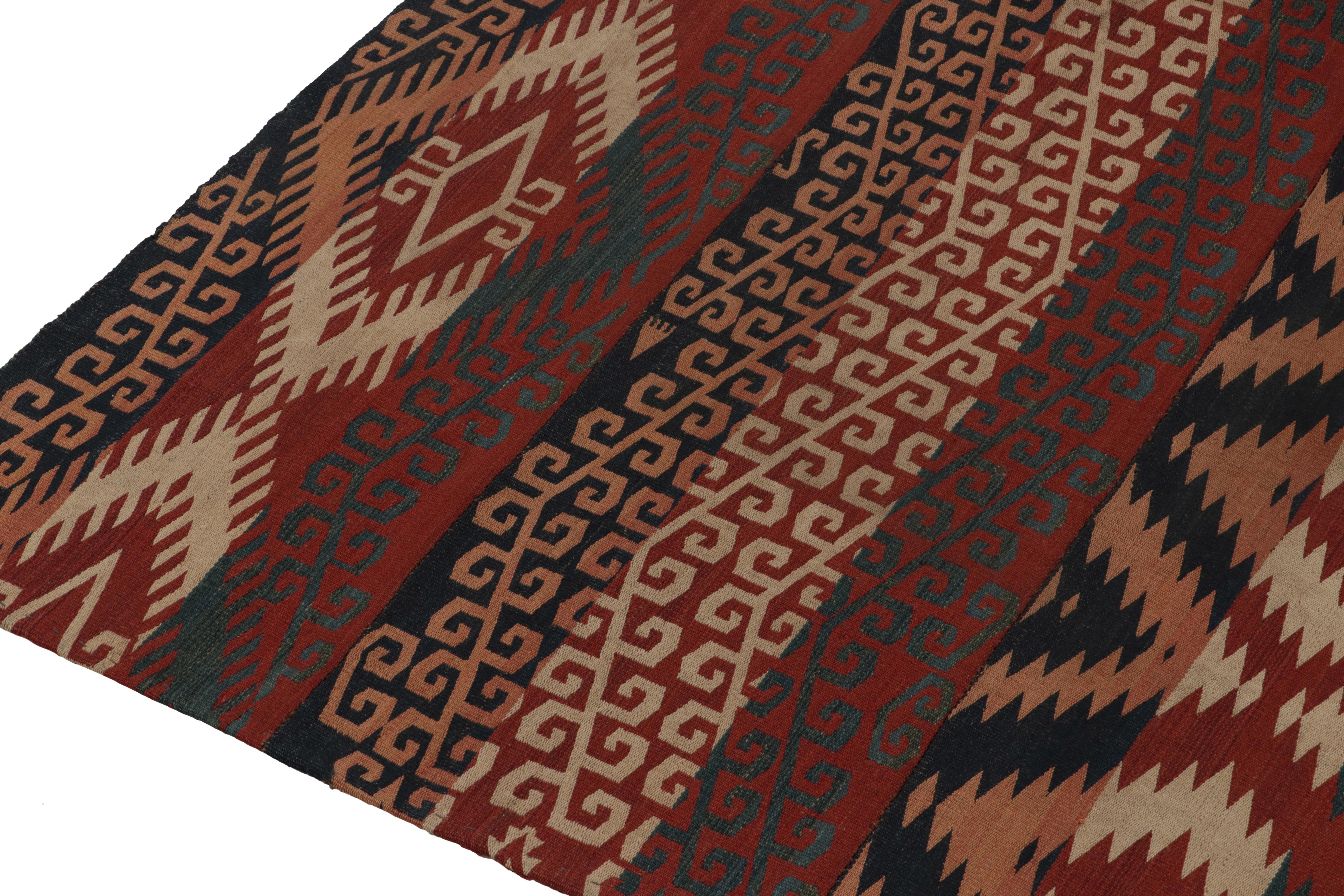 Antiguo Jajim Kilim con motivos tribales rojo escarlata, azul y beige by Rug & Kilim Anudado a mano en venta