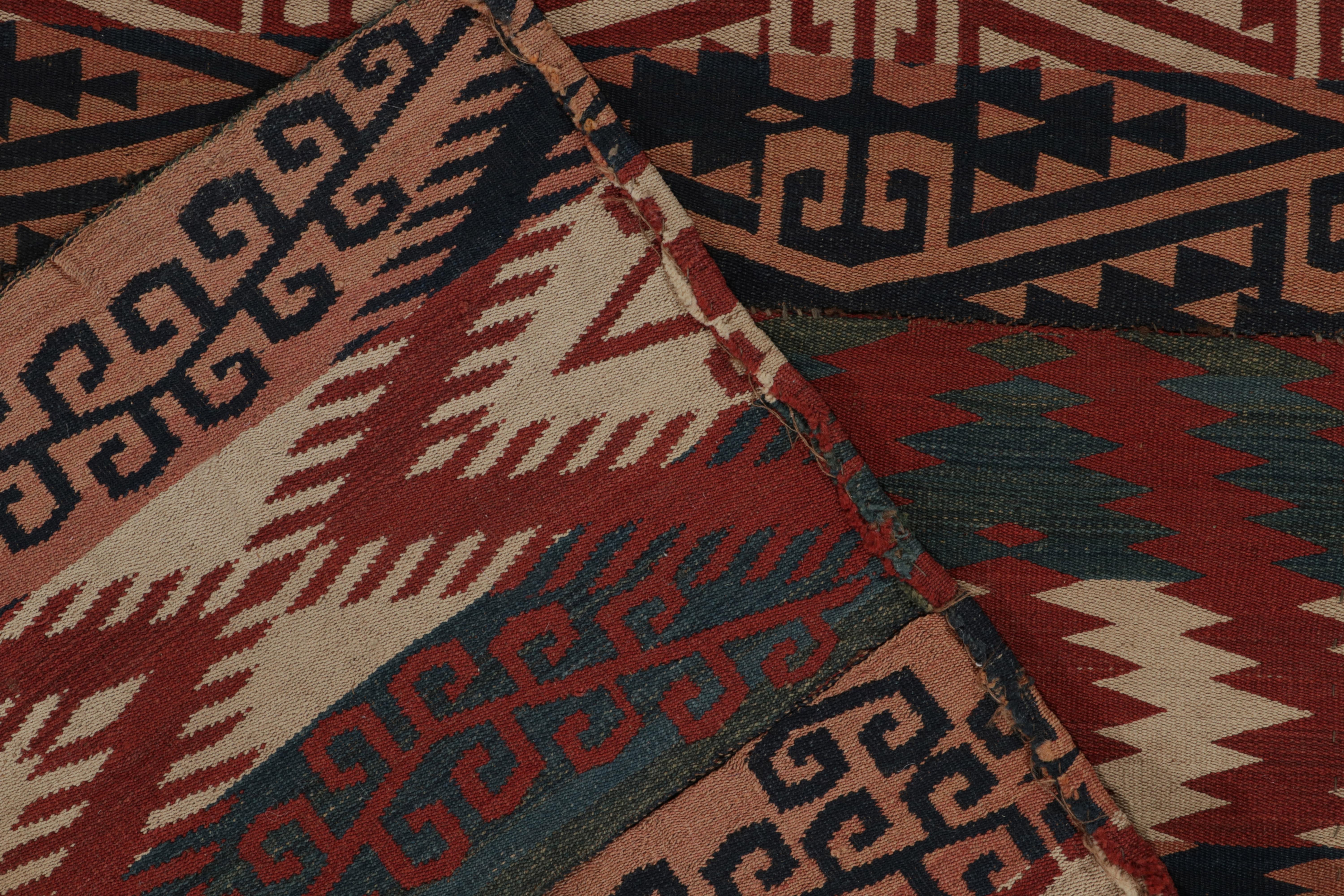 Antiguo Jajim Kilim con motivos tribales rojo escarlata, azul y beige by Rug & Kilim en Bueno estado para la venta en Long Island City, NY