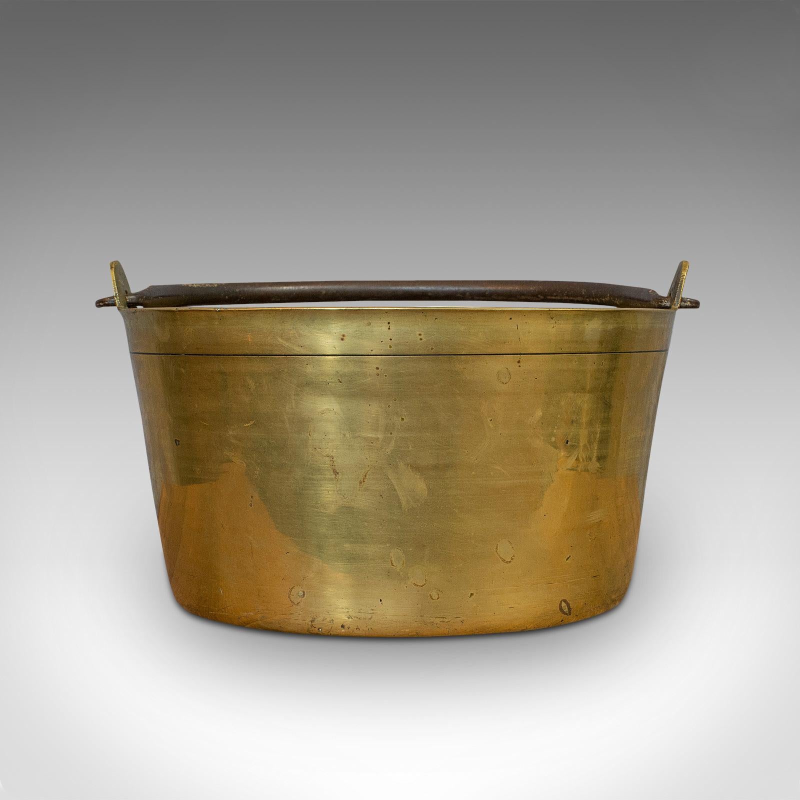 This is an antique jam pan. A French, solid brass artisan kitchen pot, dating to the late Victorian period, circa 1900.

Quality, French small batch cookware
Displaying a desirable aged patina - pleasing weathering to the exterior
Solid brass
