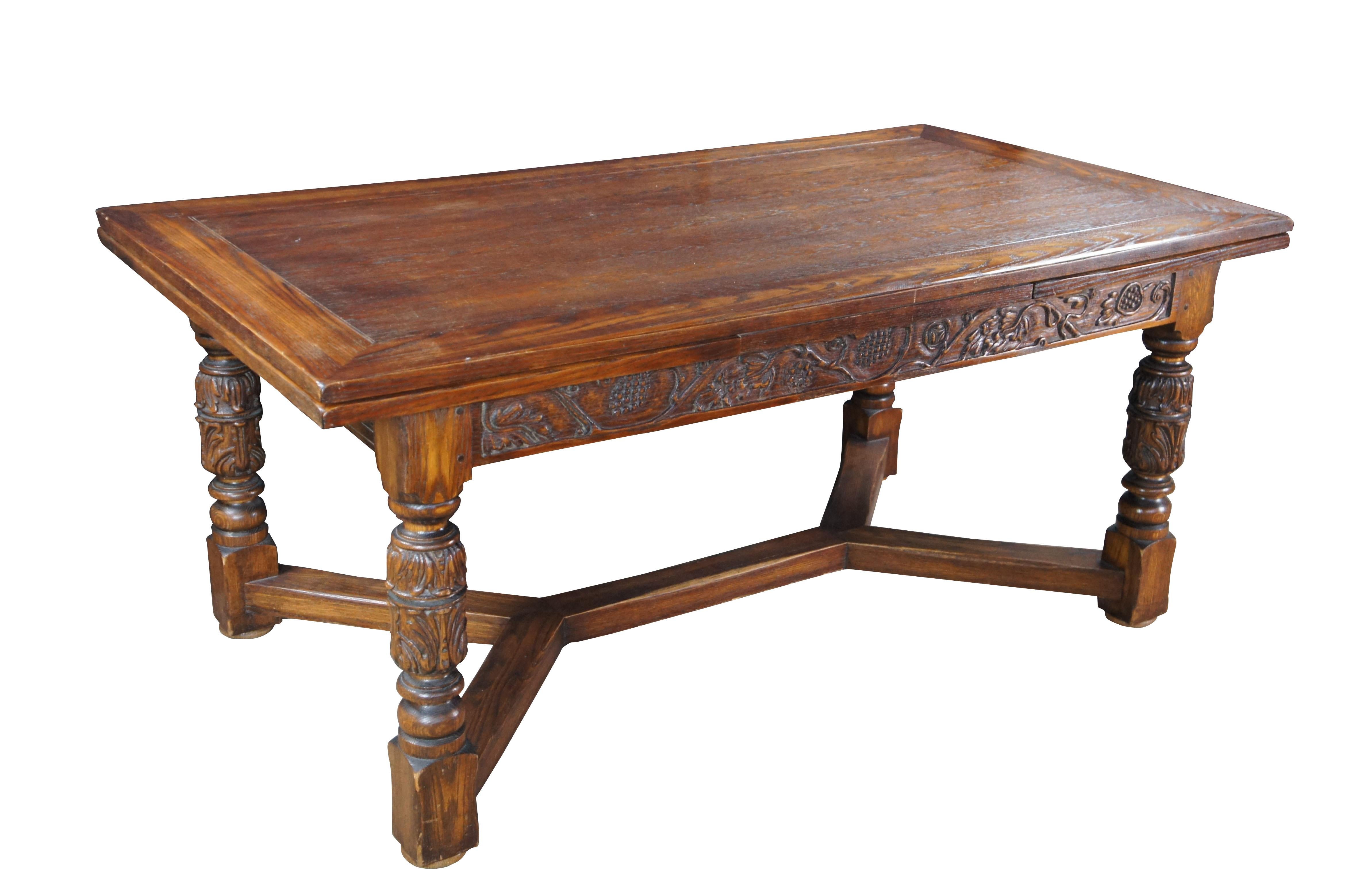 Antico tavolo da pranzo in rovere feudale della Jamestown Lounge Company.  Realizzato in Oak, presenta uno stile giacobino con ornati intagliati a fogliame, frutta, bacche, uva, vite e acanto, con robuste gambe a balaustro tornite collegate da una