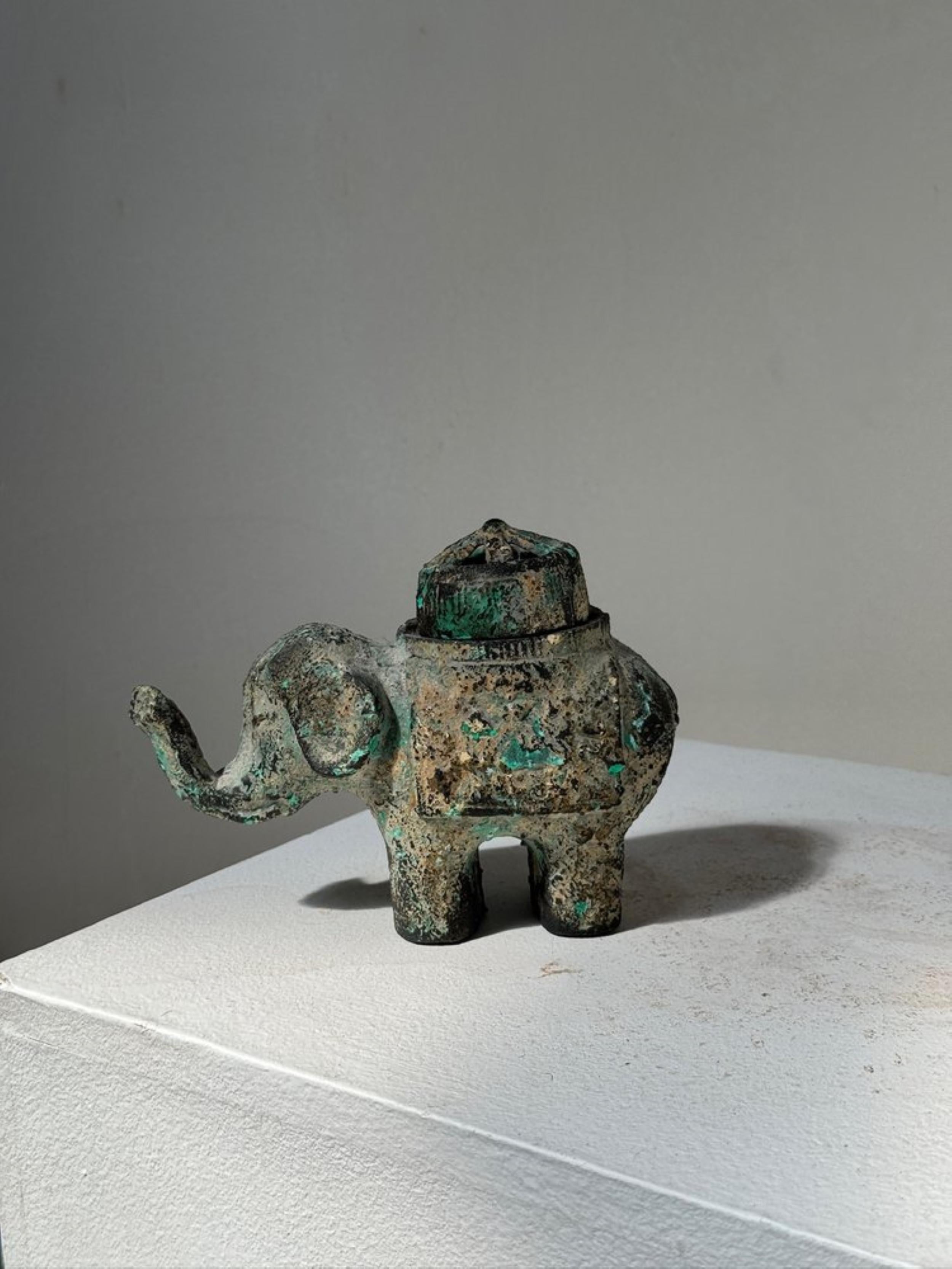 Dieses antike, vergoldete Glückselefantengefäß aus Japan ist eine fesselnde Mischung aus Kunstfertigkeit und Symbolik. Mit aufwändigen Details gefertigt und mit Gold vergoldet, strahlt es ein Gefühl von Luxus und Prestige aus. Der Elefant, in der