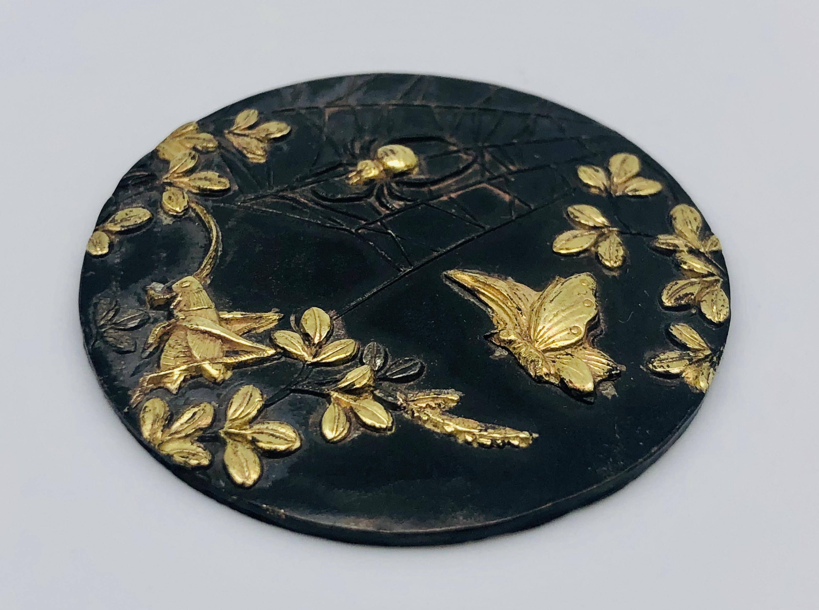 Antike japanische Shakudo-Plaketten, Pfingstrosen, Schmetterling, Käfer, SpIder, Spidernet für Damen oder Herren im Angebot