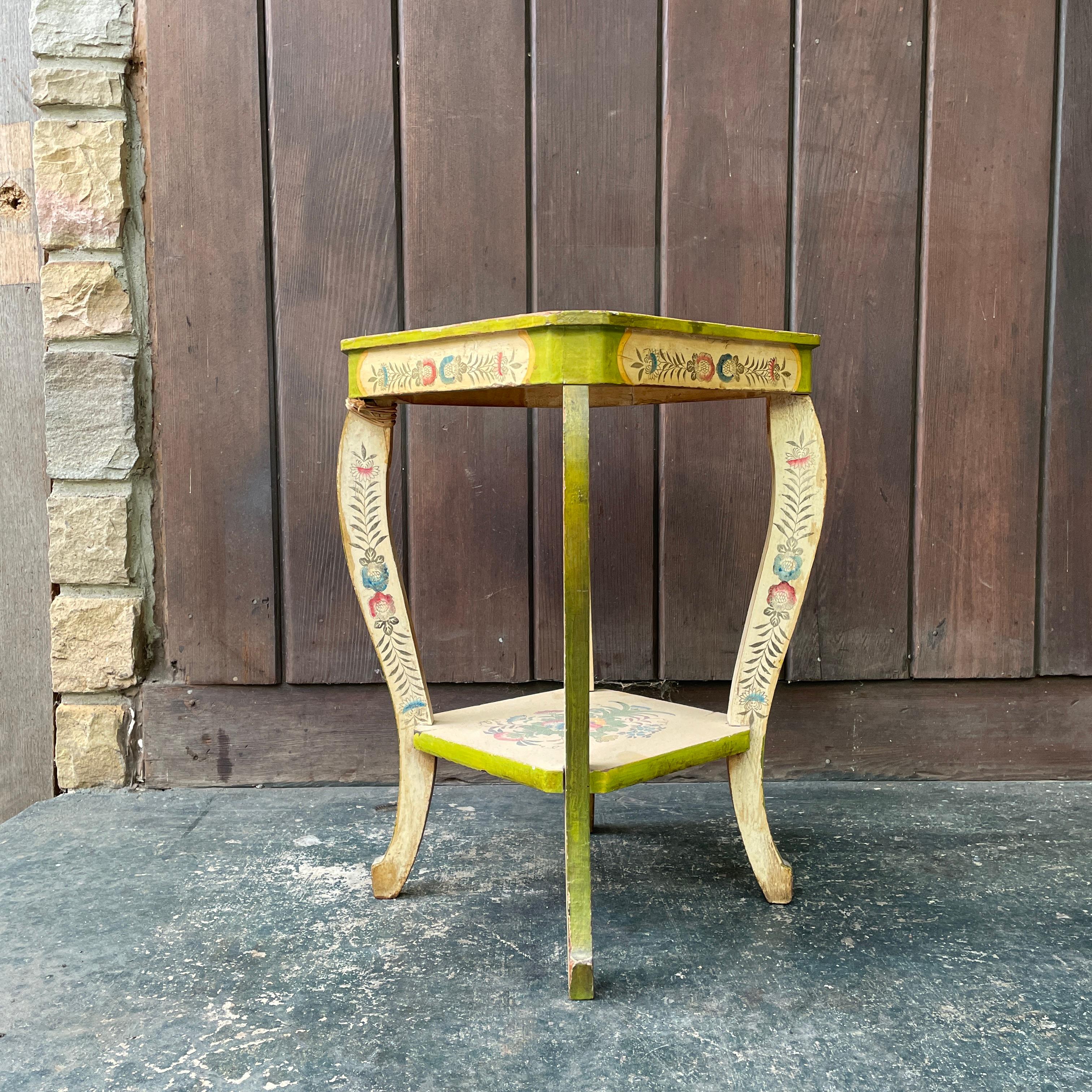 Mignonne table aux spectaculaires motifs floraux peints à la main, fortement patinée, qui ressemble plus à une relique hollandaise de Pennsylvanie du XIXe siècle qu'à une exportation japonaise.  Design/One très simple à 4 vis, mais il est un peu
