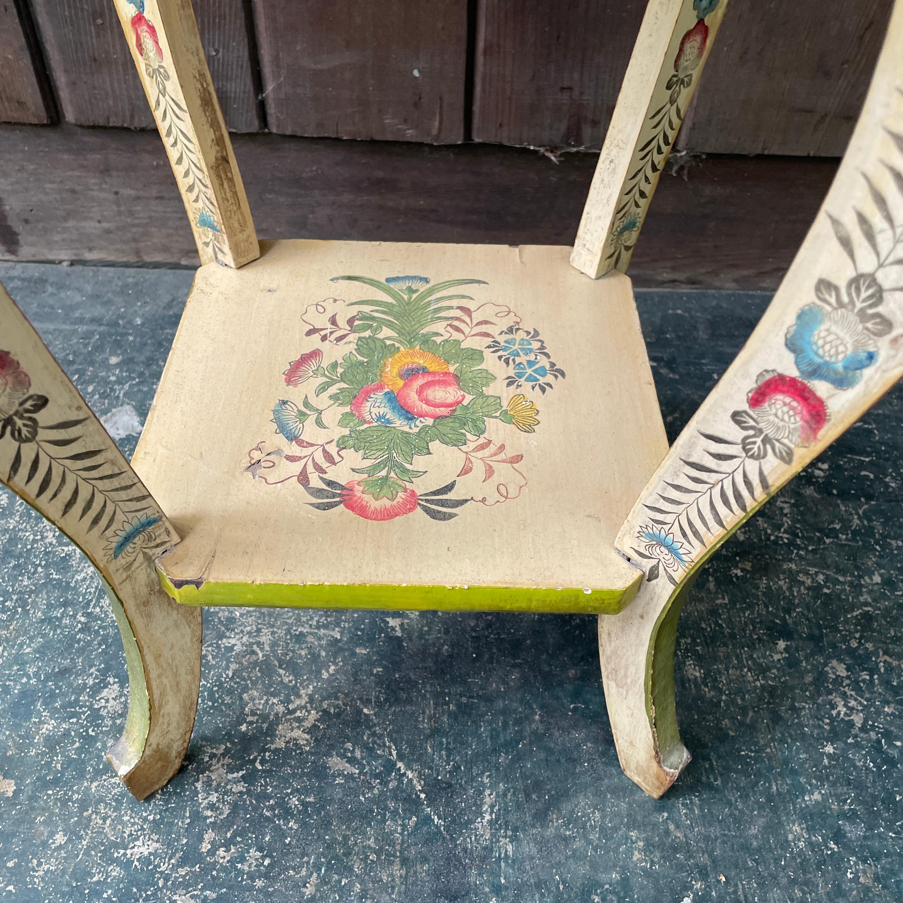 Arte Antiques Japonais Amish Table Folk Art Peint à la main Floral Plant Stand Abîmé - En vente à Hyattsville, MD