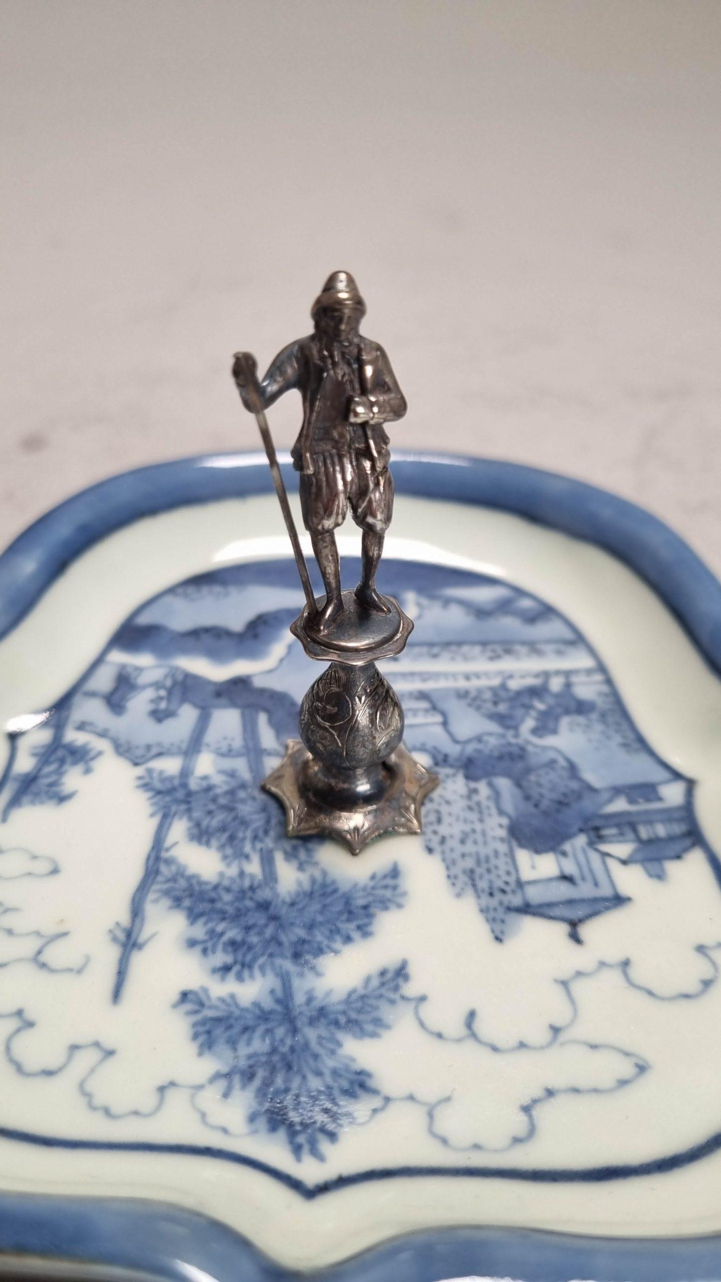 Antico piatto in porcellana giapponese in stile Arita Frederik Van Frytom c.1700 Silver in vendita 3