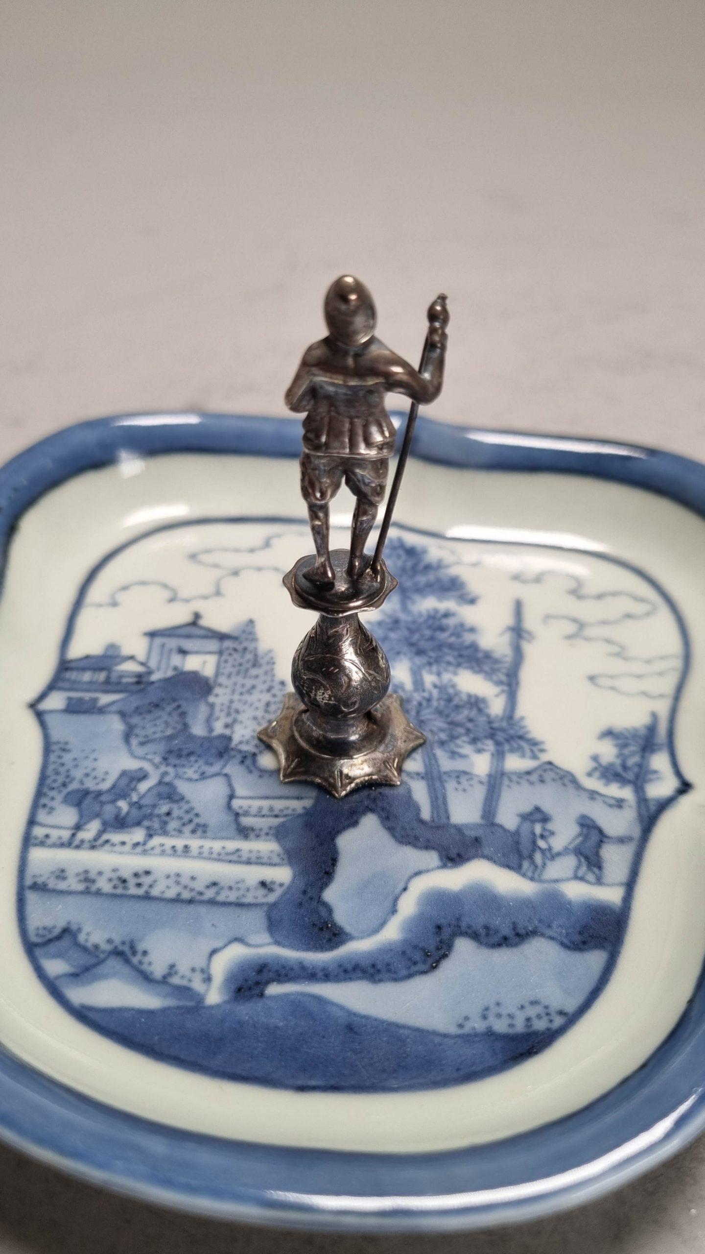Antico piatto in porcellana giapponese in stile Arita Frederik Van Frytom c.1700 Silver in vendita 1