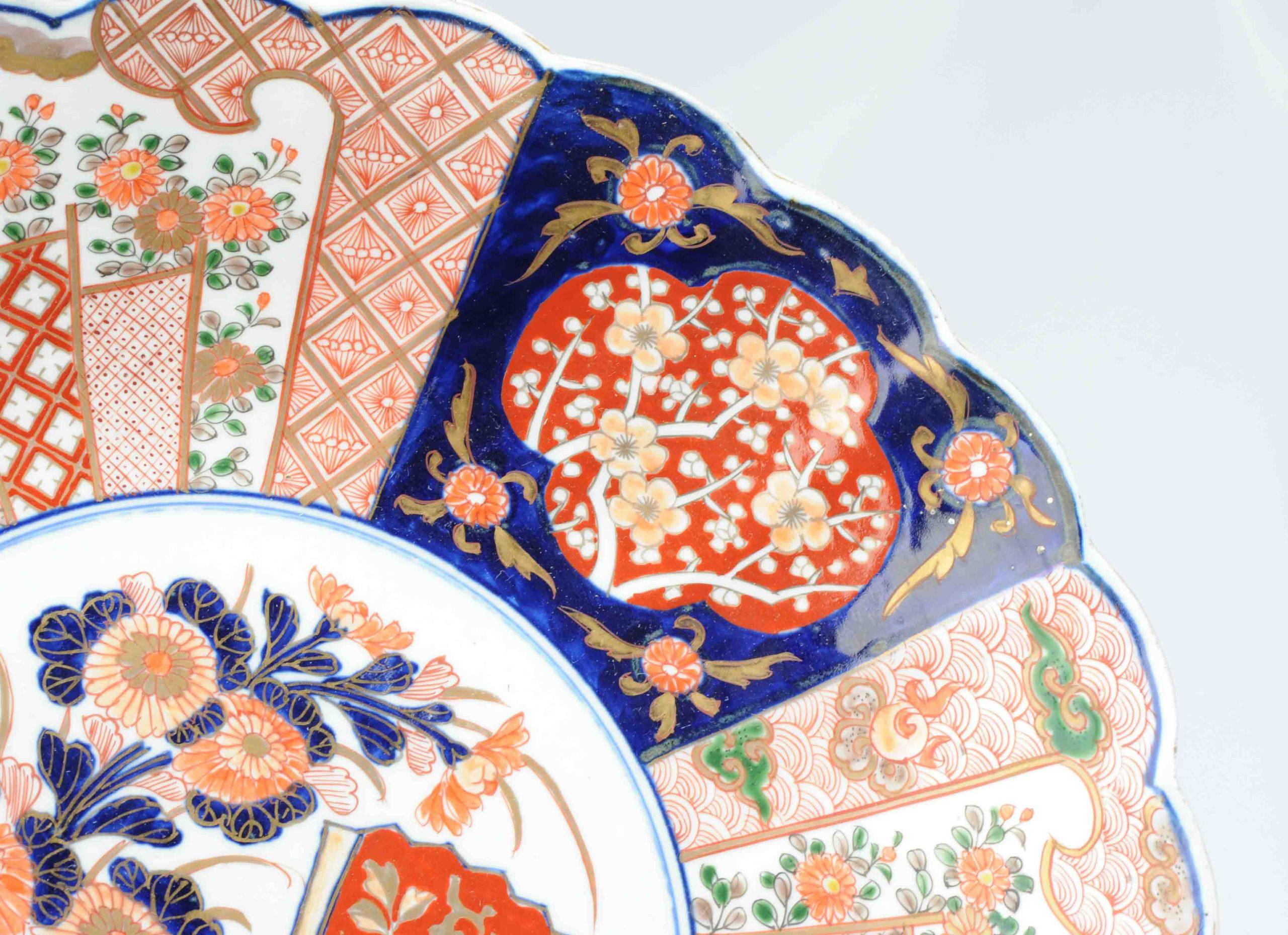 Antique Japanese Arita Imari Charger with Different Flowers, 19th Century In Good Condition For Sale In Amsterdam, Noord Holland