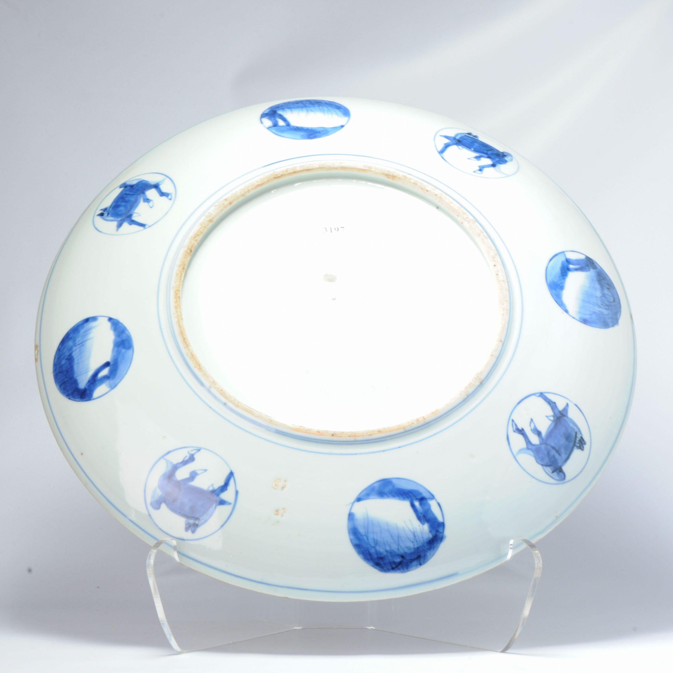 Un pezzo molto bello e insolito con una scena ben dipinta di cavalli, dargoni, uccelli e scoiattoli in un paesaggio fiorito.

Informazioni aggiuntive:
Materiale: Porcellana e ceramica
Stile giapponese: Arita, Imari
Regione di origine:
