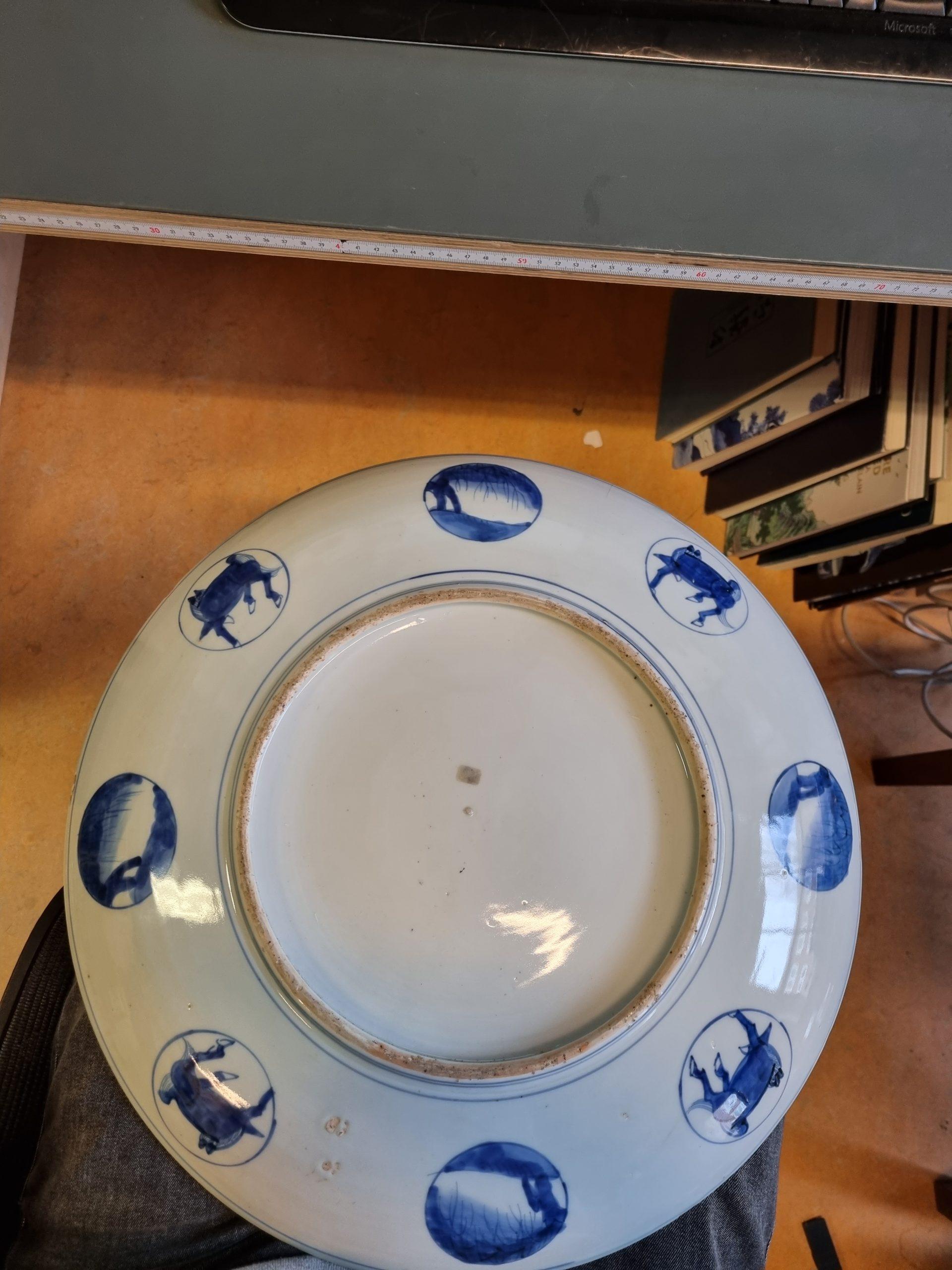 Antico caricatore giapponese Arita Imari con cavalli fiori scoiattolo drago, XIX C. In condizioni buone in vendita a Amsterdam, Noord Holland
