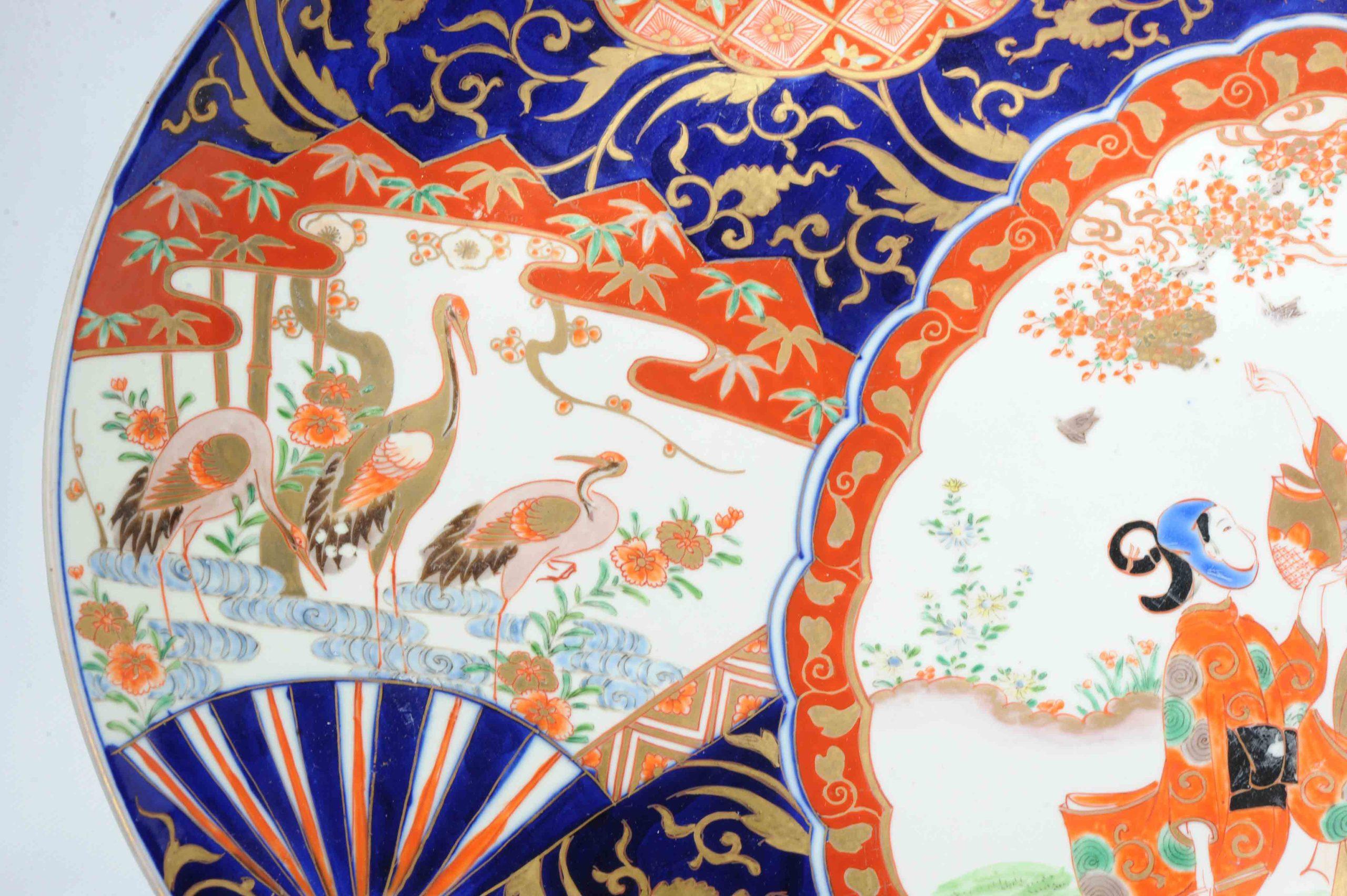 Antique Japanese Arita Imari Charger with Ladies & Cranes, 19th Cen In Good Condition For Sale In Amsterdam, Noord Holland