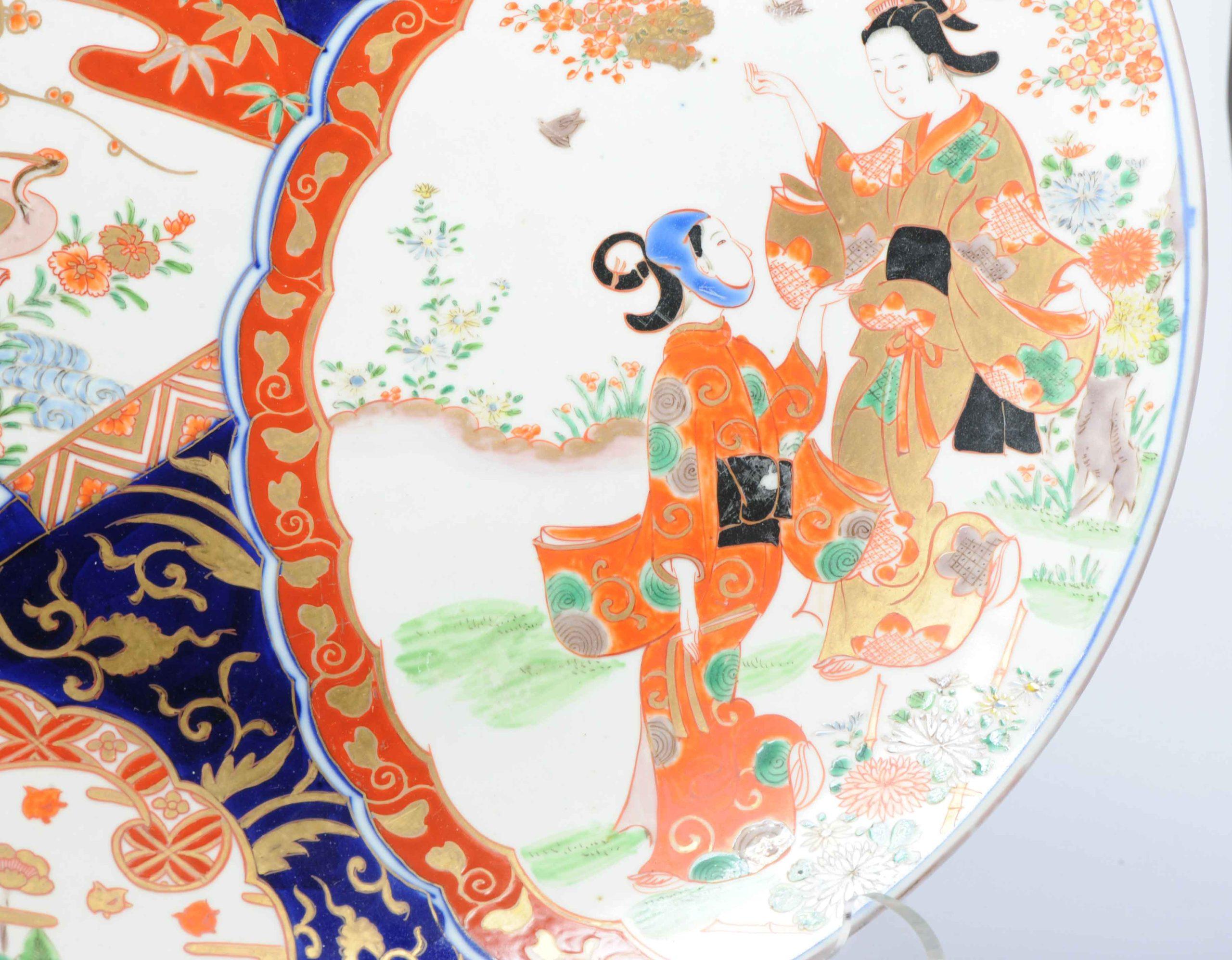 Antiker japanischer Arita-Imari-Plattenteller mit Damen- und Kranichen, 19. Cen im Zustand „Gut“ im Angebot in Amsterdam, Noord Holland