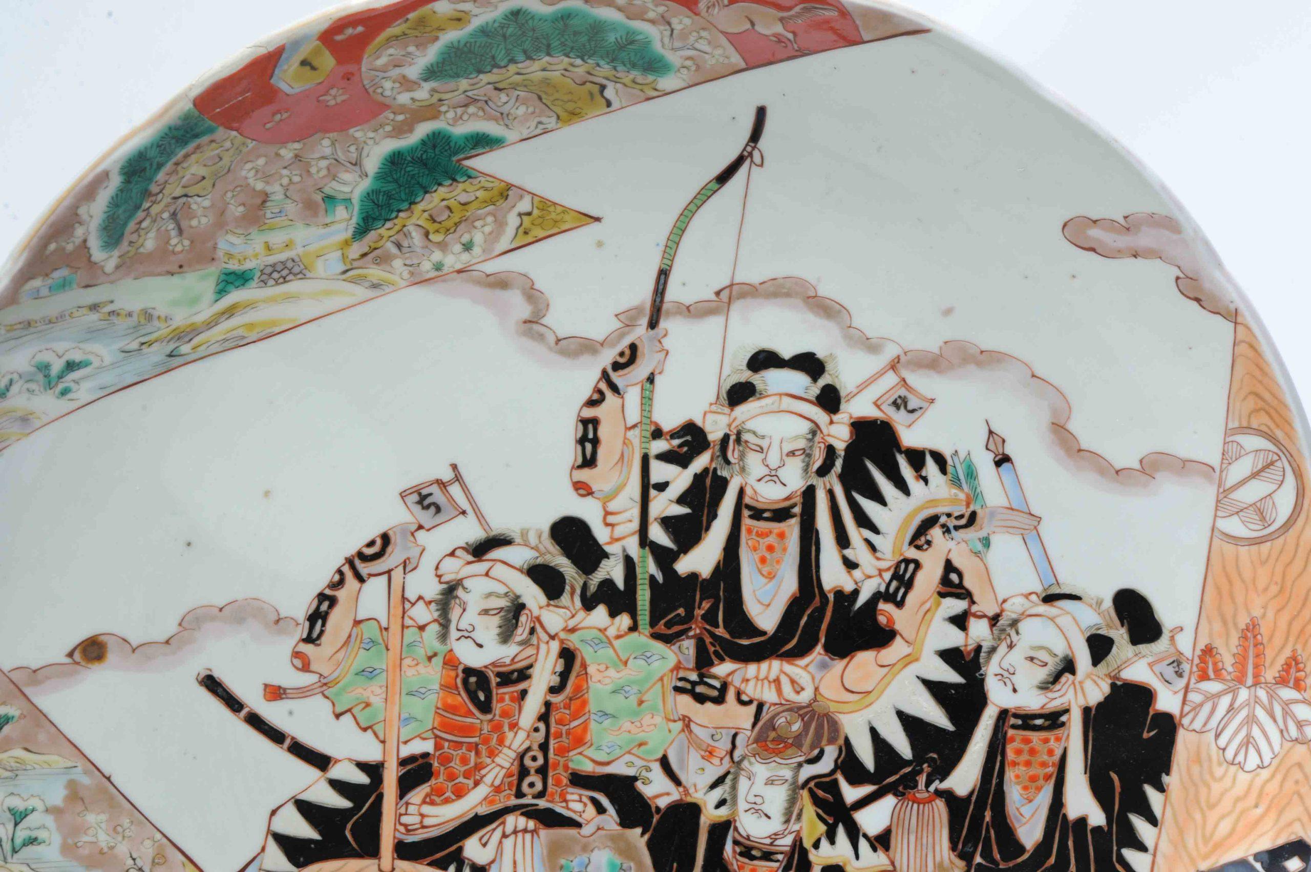 Antiker japanischer Arita-Imari-Plattenteller mit japanischen Kriegern aus Japan, 19. Jahrhundert (Japanisch) im Angebot