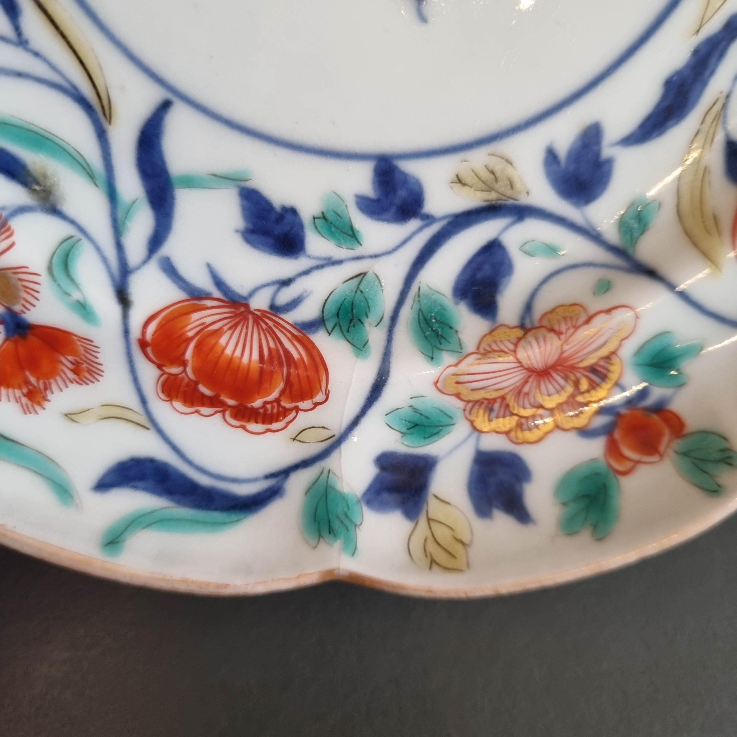 Edo Antico piatto giapponese in stile Arita Kakiemon con fiori Shibata, 1670-1700 in vendita