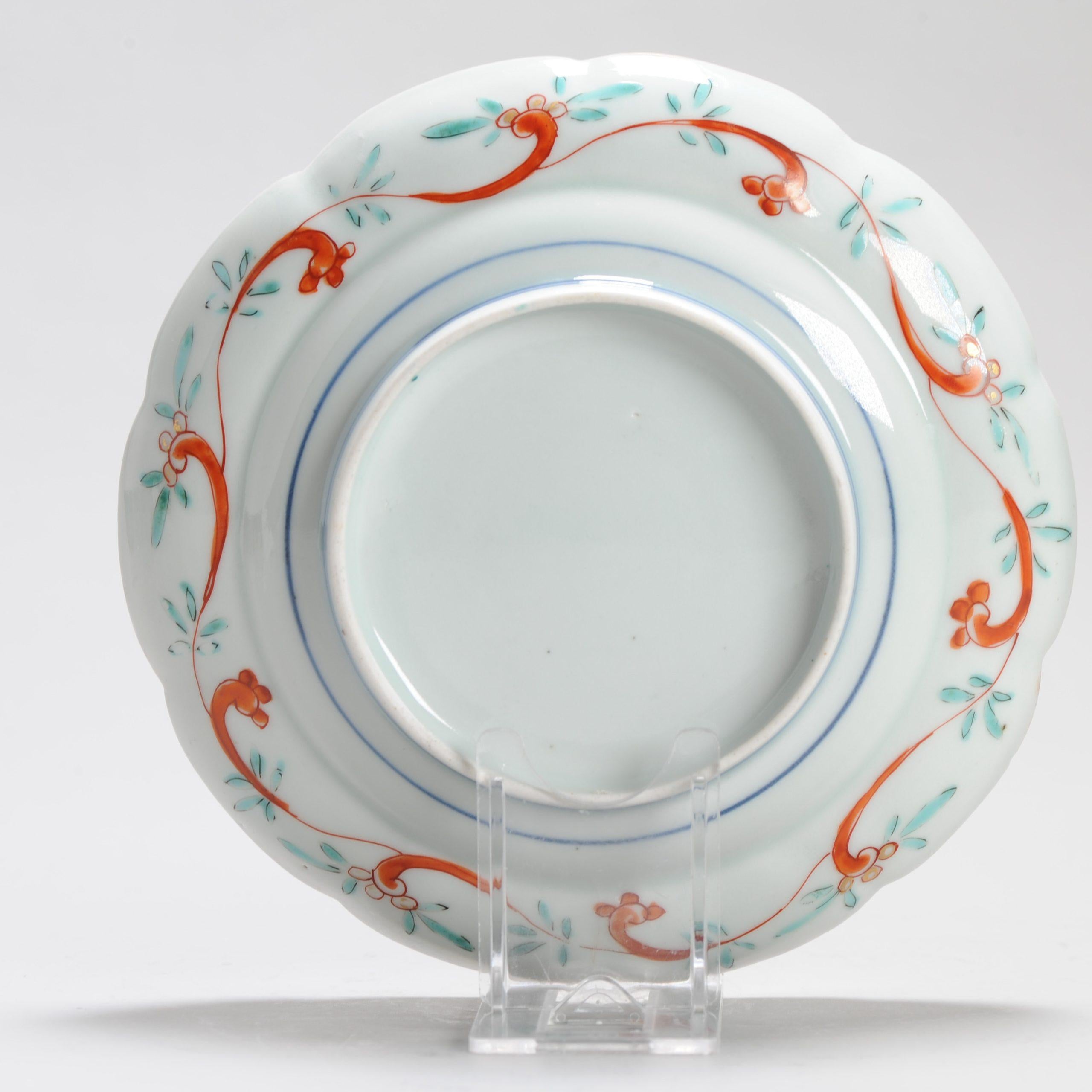 Giapponese Antico piatto giapponese in stile Arita Kakiemon con fiori Shibata, 1670-1700 in vendita