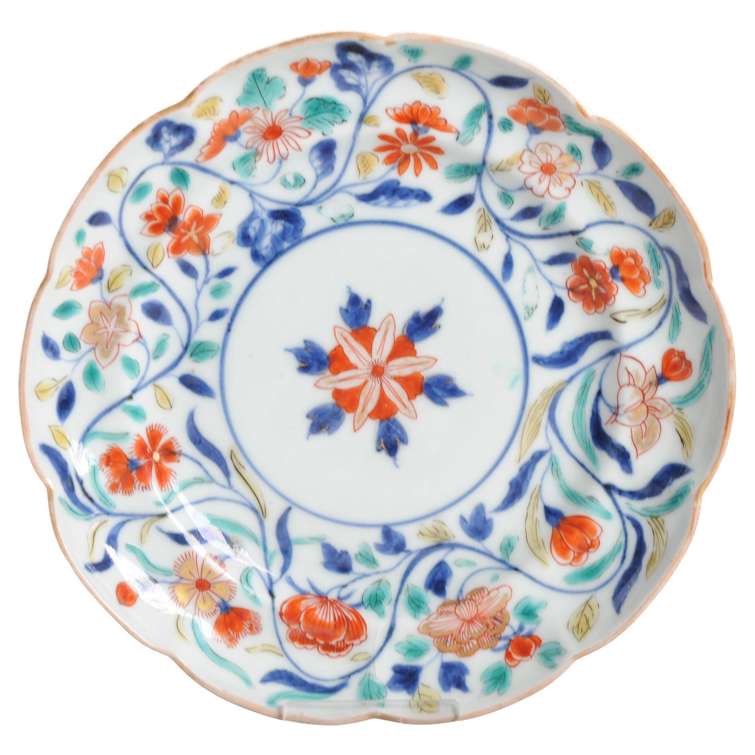 Antiguo Plato Japonés Estilo Arita Kakiemon con Flores Shibata, 1670-1700
