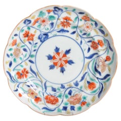Antiguo Plato Japonés Estilo Arita Kakiemon con Flores Shibata, 1670-1700
