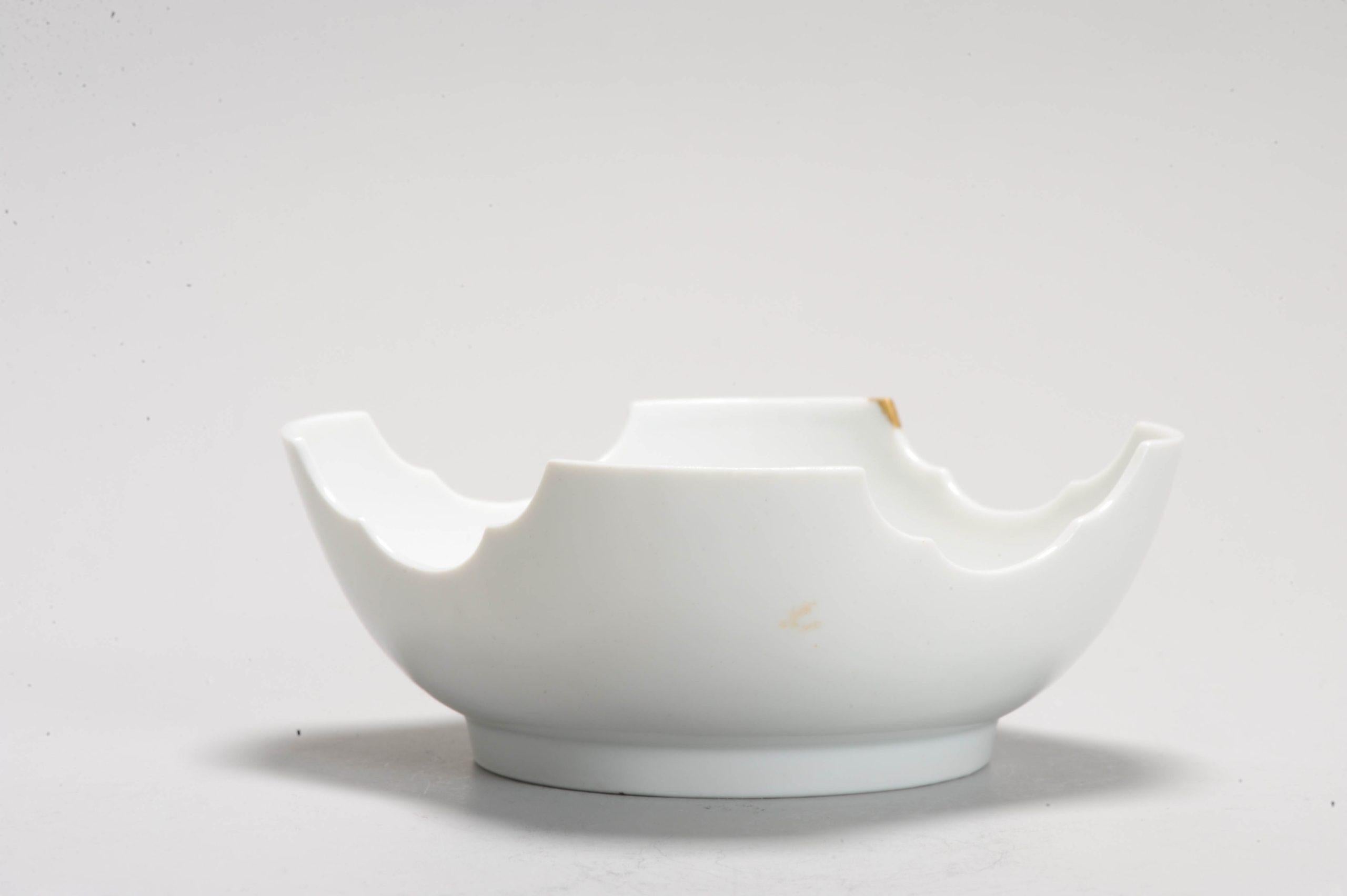 Sono molto soddisfatto di questo nuovo arrivo.

Ciotola Arita/Kakiemon dalla forma e dal design insoliti. Oltre alla decorazione floreale molto bella, c'è un'eccellente decorazione in blu sovrasmaltato.

Inizio del XVIII secolo.

Informazioni