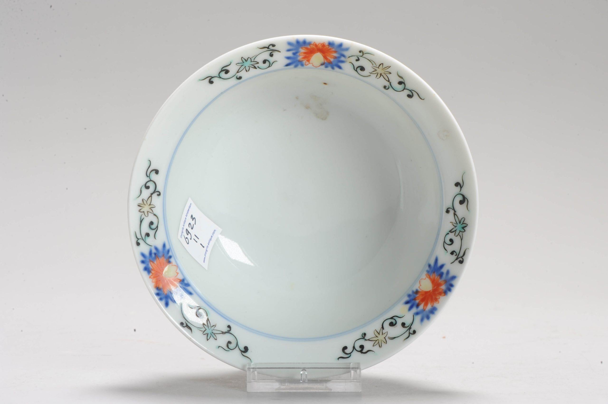 Sono molto soddisfatto di questo nuovo arrivo.

Ciotola Arita/Kakiemon dalla forma e dal design insoliti. Oltre alla decorazione floreale molto bella, c'è un'eccellente sovraccoperta blu.

Periodo sconosciuto. Can è del 18°, 19° o inizio 20°