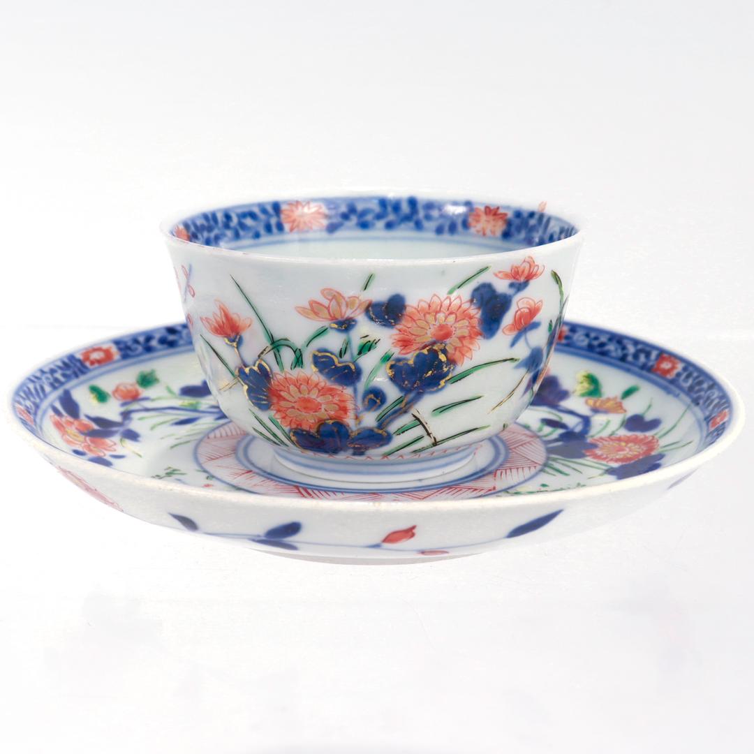 Tasse et soucoupe antiques sans anse.

En porcelaine japonaise Arita.

Décoration bleue sous glaçure et rouge de fer peinte à froid. Les pièces sont ornées d'émaux verts et jaunes et de dorures.

La tasse et la soucoupe présentent des