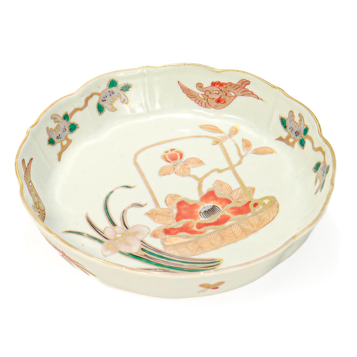 Antike japanische Schale oder Arita-Porzellanschale mit Wellenschliff oder Ablageschale (Taisho) im Angebot