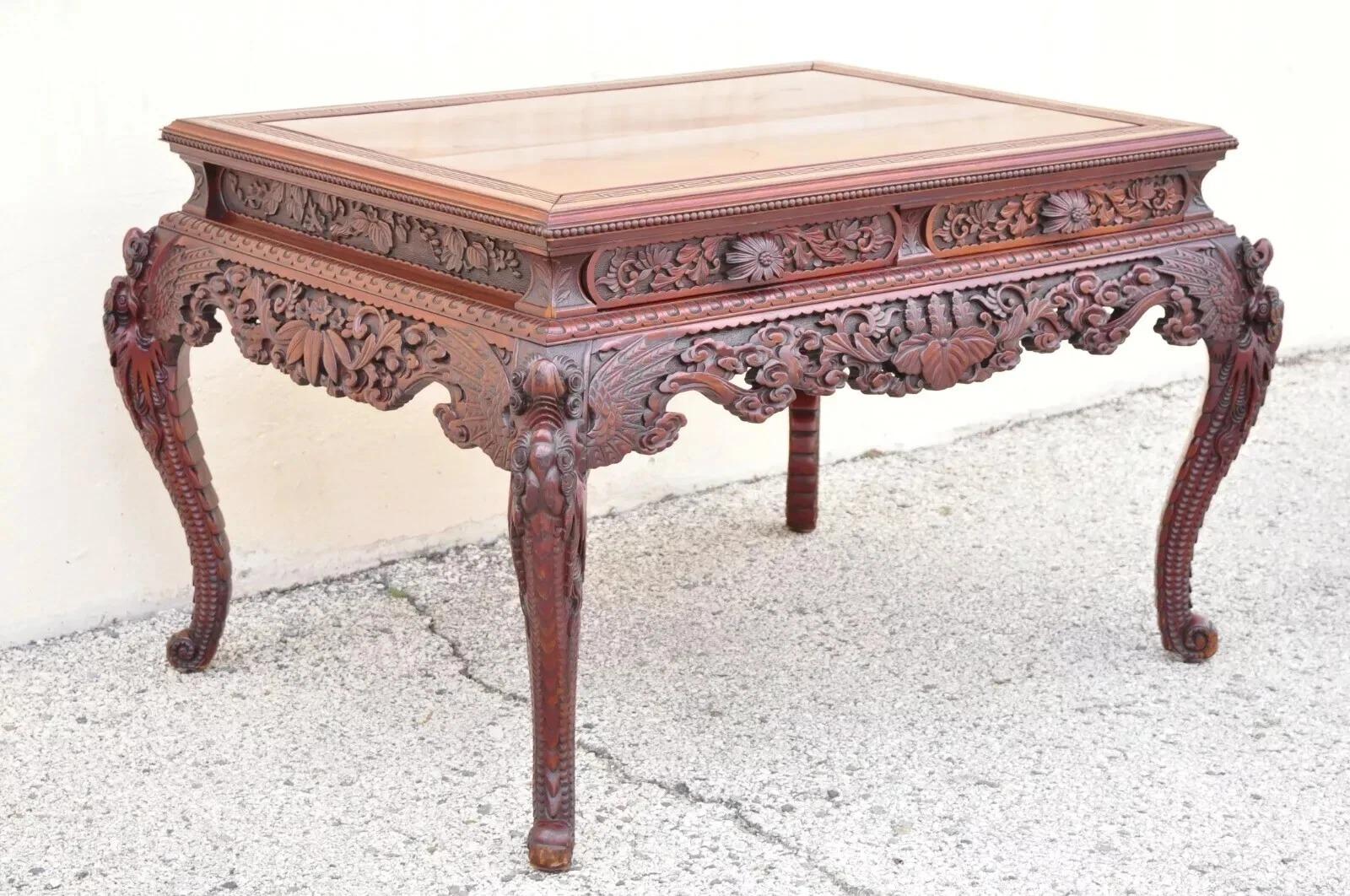 Antica scrivania giapponese Art Carved a quattro cassetti e sedia. L'inserzione comprende (1) scrivania per partner con cassetti funzionanti su entrambi i lati, (1) poltrona pesantemente intagliata con fiori, uccelli e draghi, belle venature del