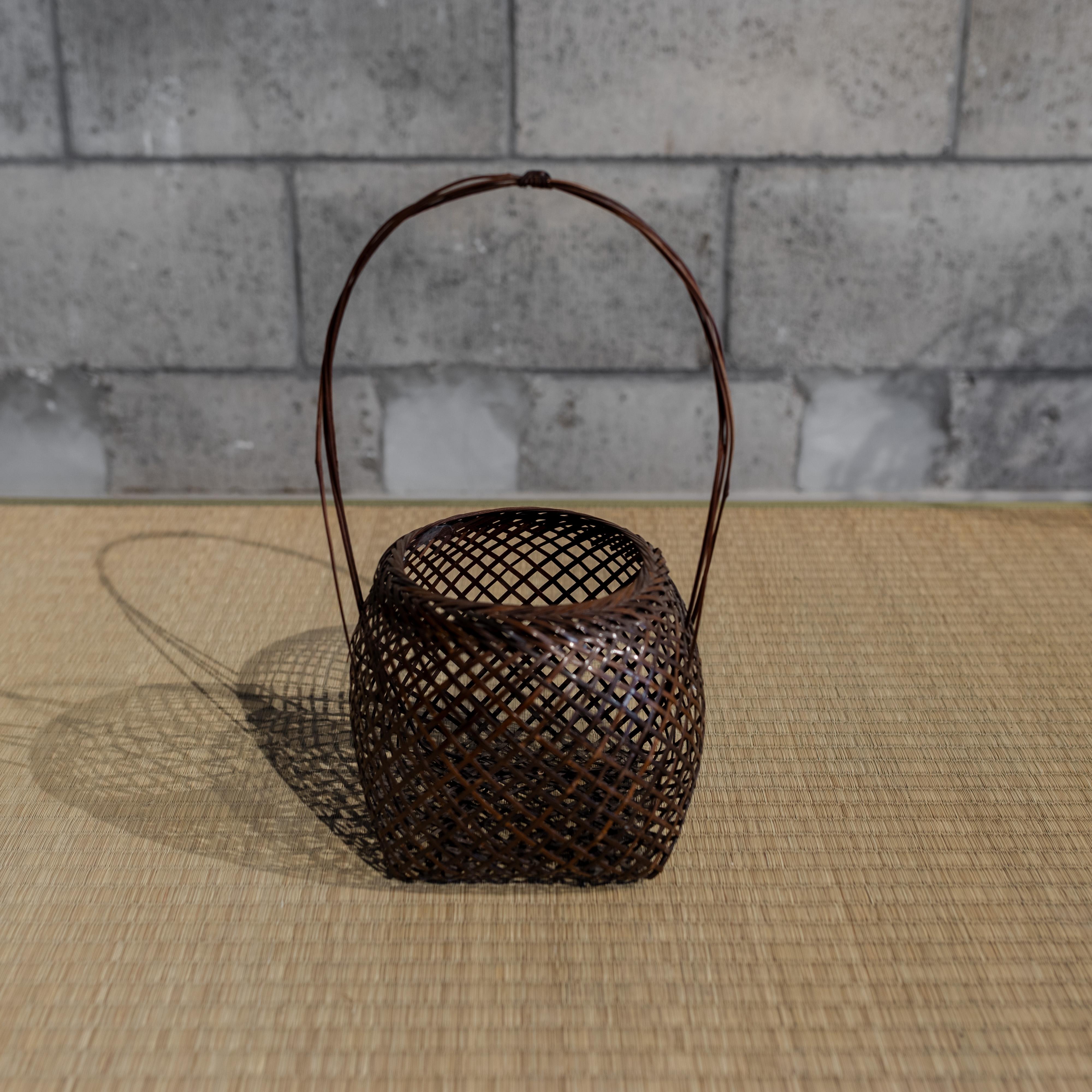 Antique Japanese Bamboo Basket with Handle, Early 20th Century In Good Condition For Sale In Edogawa-ku Tokyo, JP