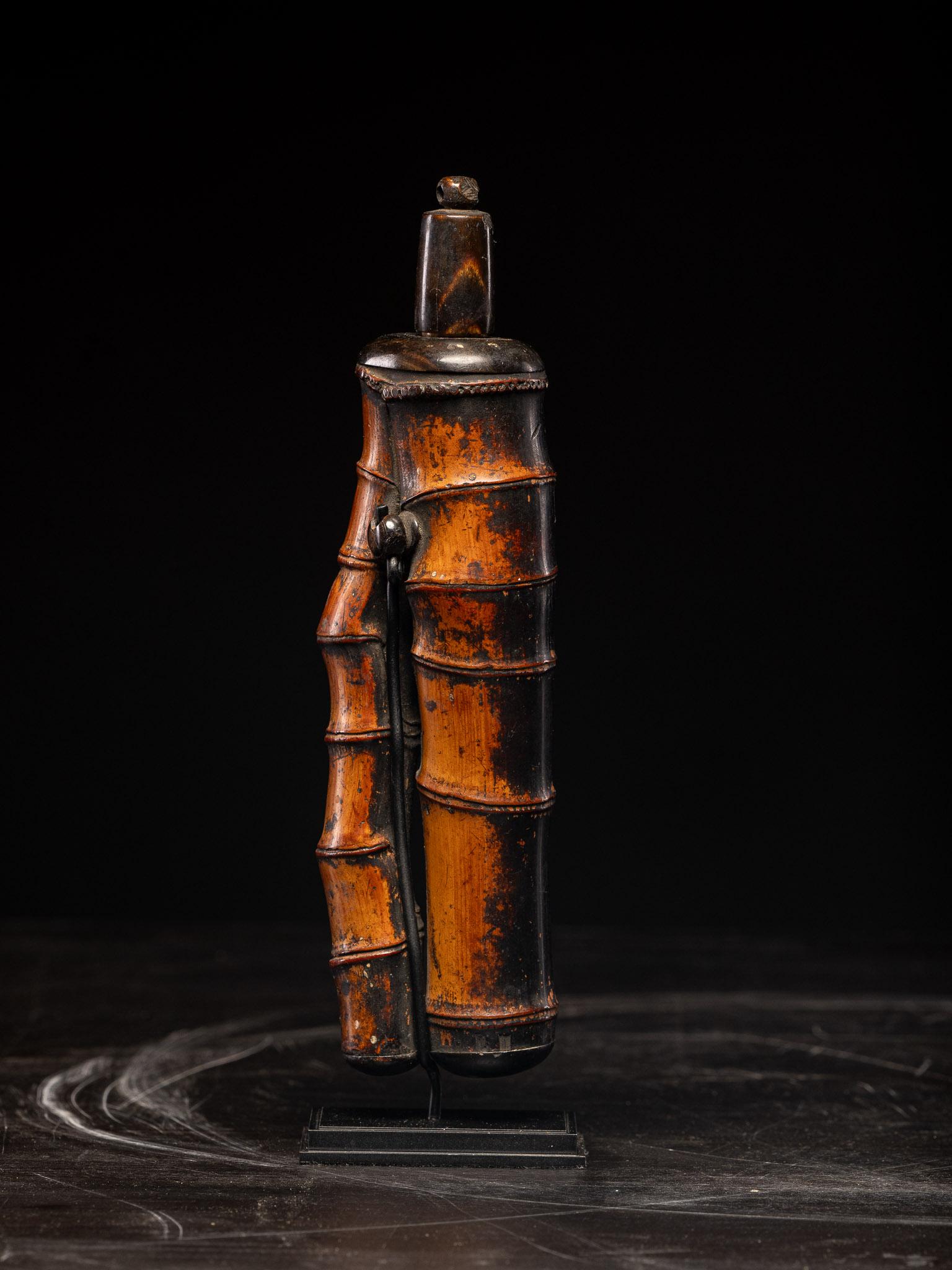 Este artefacto es un antiguo Kayakuire (火薬入れ), o frasco de pólvora, un fascinante ejemplo de la artesanía tradicional japonesa. En el Japón feudal, los frascos de pólvora eran accesorios esenciales para los samuráis y los fusileros de cerillas