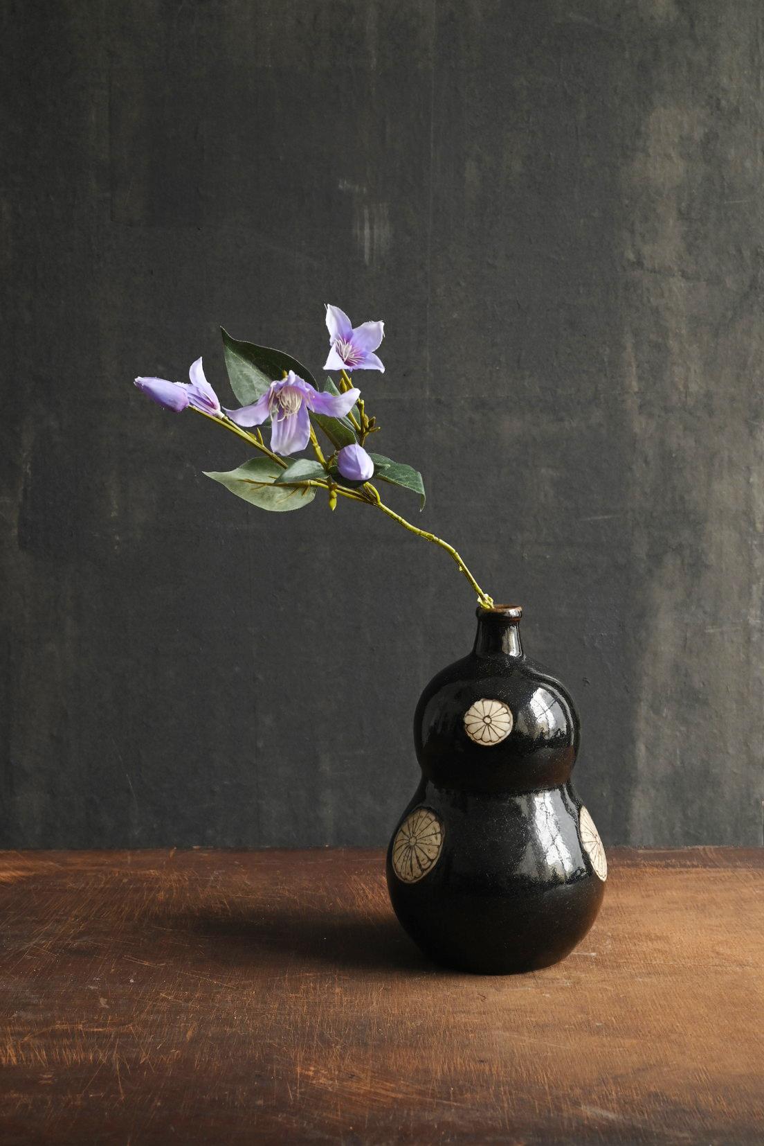 Giapponese Antico vaso giapponese a forma di zucca con smalto nero / Periodo Edo / Bottiglia di sake in vendita