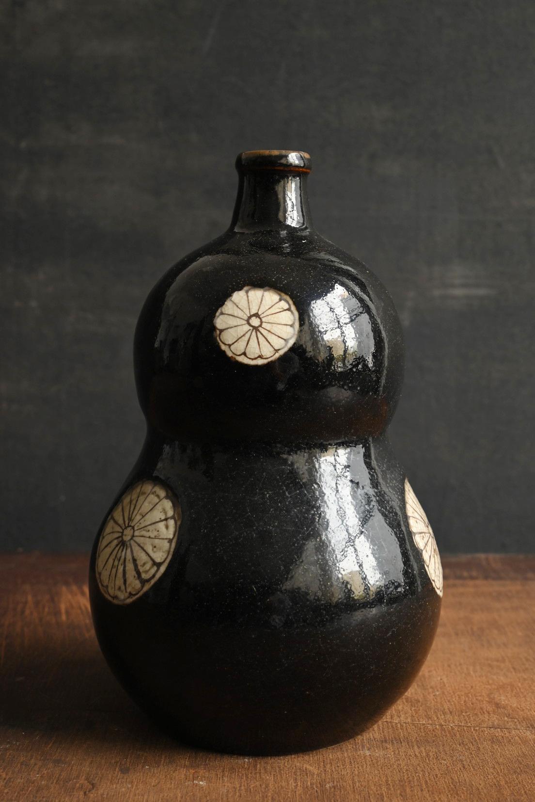 XVIII secolo Antico vaso giapponese a forma di zucca con smalto nero / Periodo Edo / Bottiglia di sake in vendita