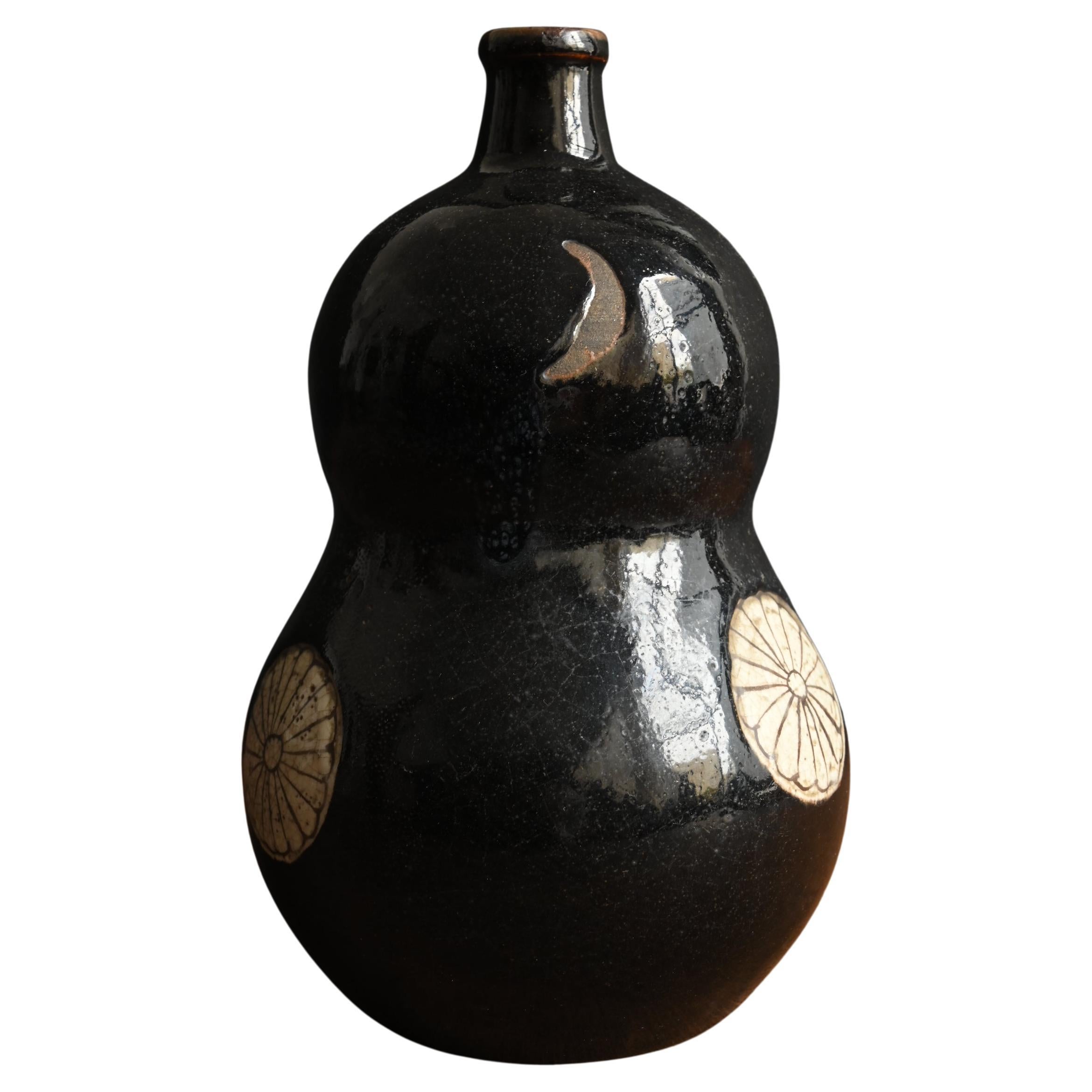 Antico vaso giapponese a forma di zucca con smalto nero / Periodo Edo / Bottiglia di sake in vendita