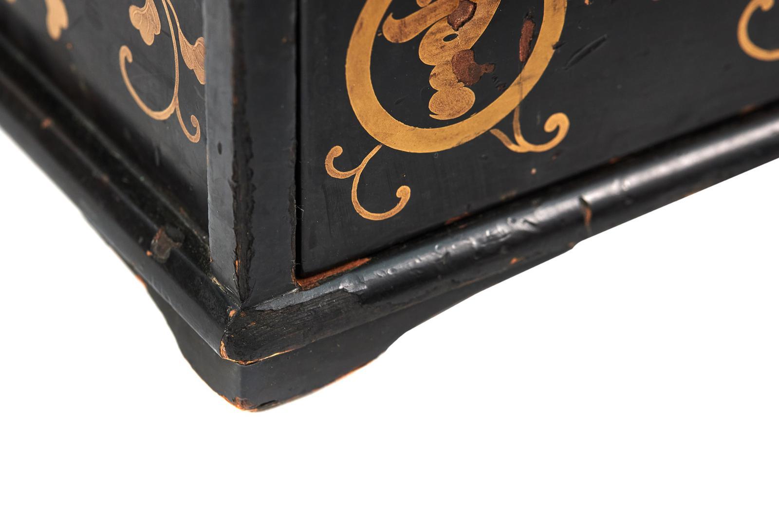 Antico mobile da tavolo giapponese laccato nero, con coperchio sollevabile laccato di qualità sopra 4 cassetti con maniglie originali, contenente 2 piccole scatole laccate abbinate. Decorato in oro con tondi e fogliame. Antico mobile da tavolo