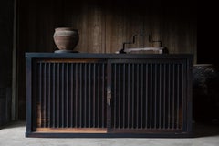Commode japonaise ancienne « Mizuya Tansu » noire, avec portes coulissantes à croisillons, fin du XIXe siècle