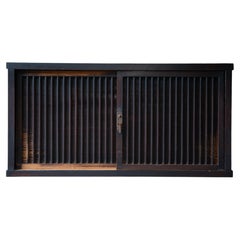 Commode japonaise ancienne « Mizuya Tansu » noire, avec portes coulissantes à croisillons, fin du XIXe siècle