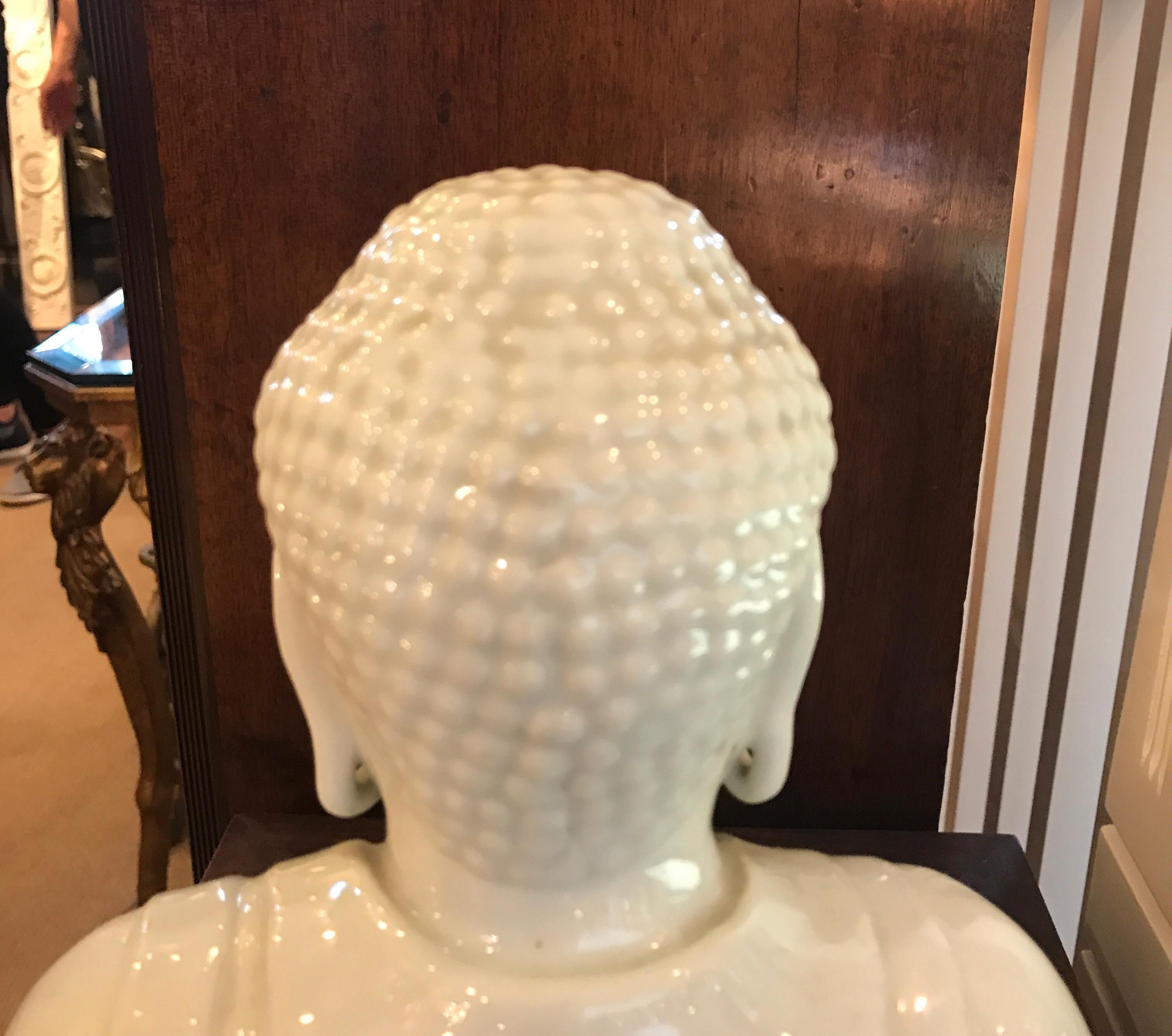 Antiker japanischer Blanc de Chine-Buddha im Zustand „Gut“ im Angebot in Lambertville, NJ