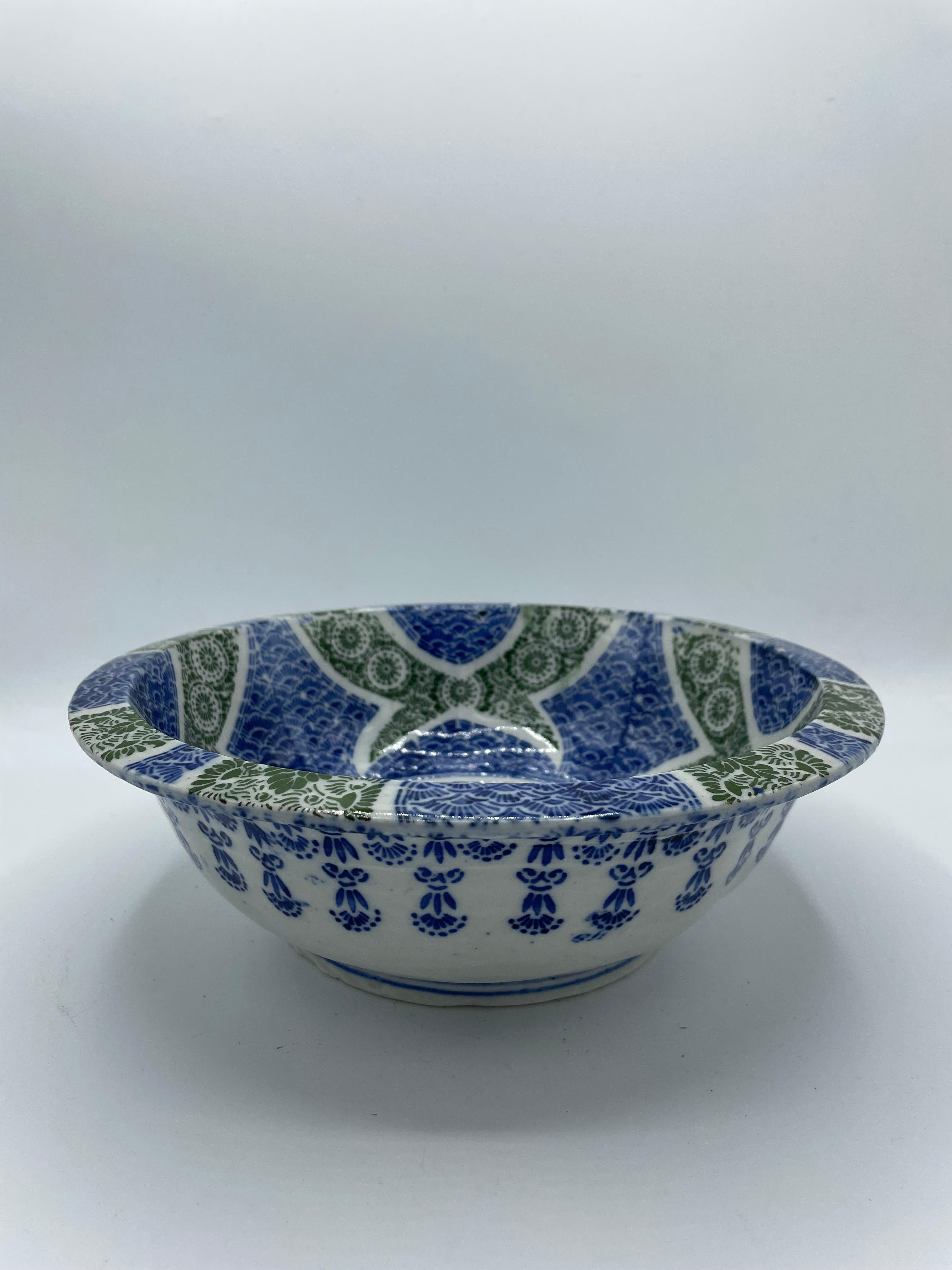 This is a serving bowl which was made in Japan.
It was made in Taisho era, around 1920s. The color is green and blue and white.
You can use as a serving bowl and also as a decoration.

*In this bowl, there is 4 points pf paints which are scraping