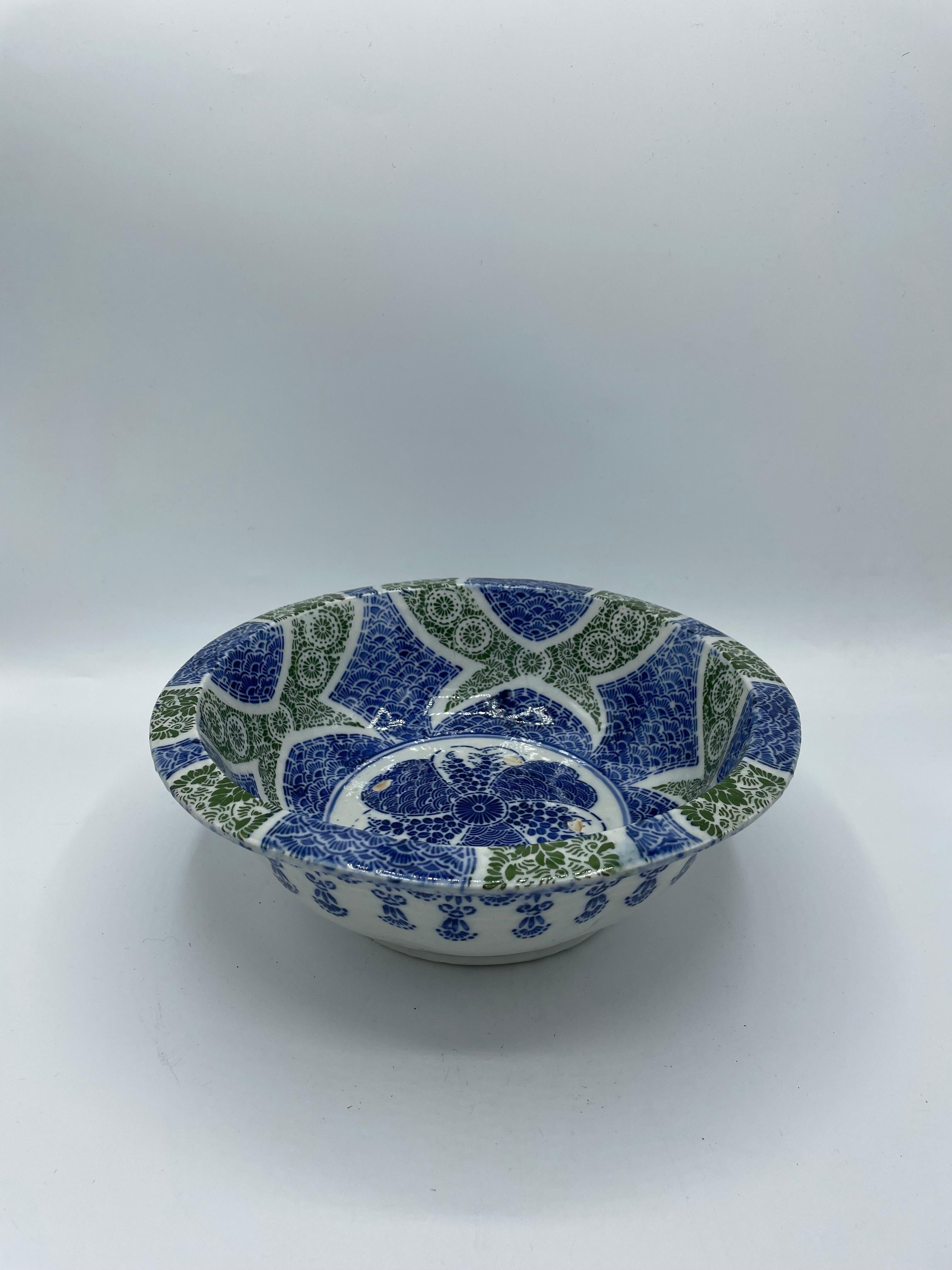 Antique Japanese Blue and Green Serving Bowl 1920s Taisho era In Fair Condition For Sale In Paris, FR