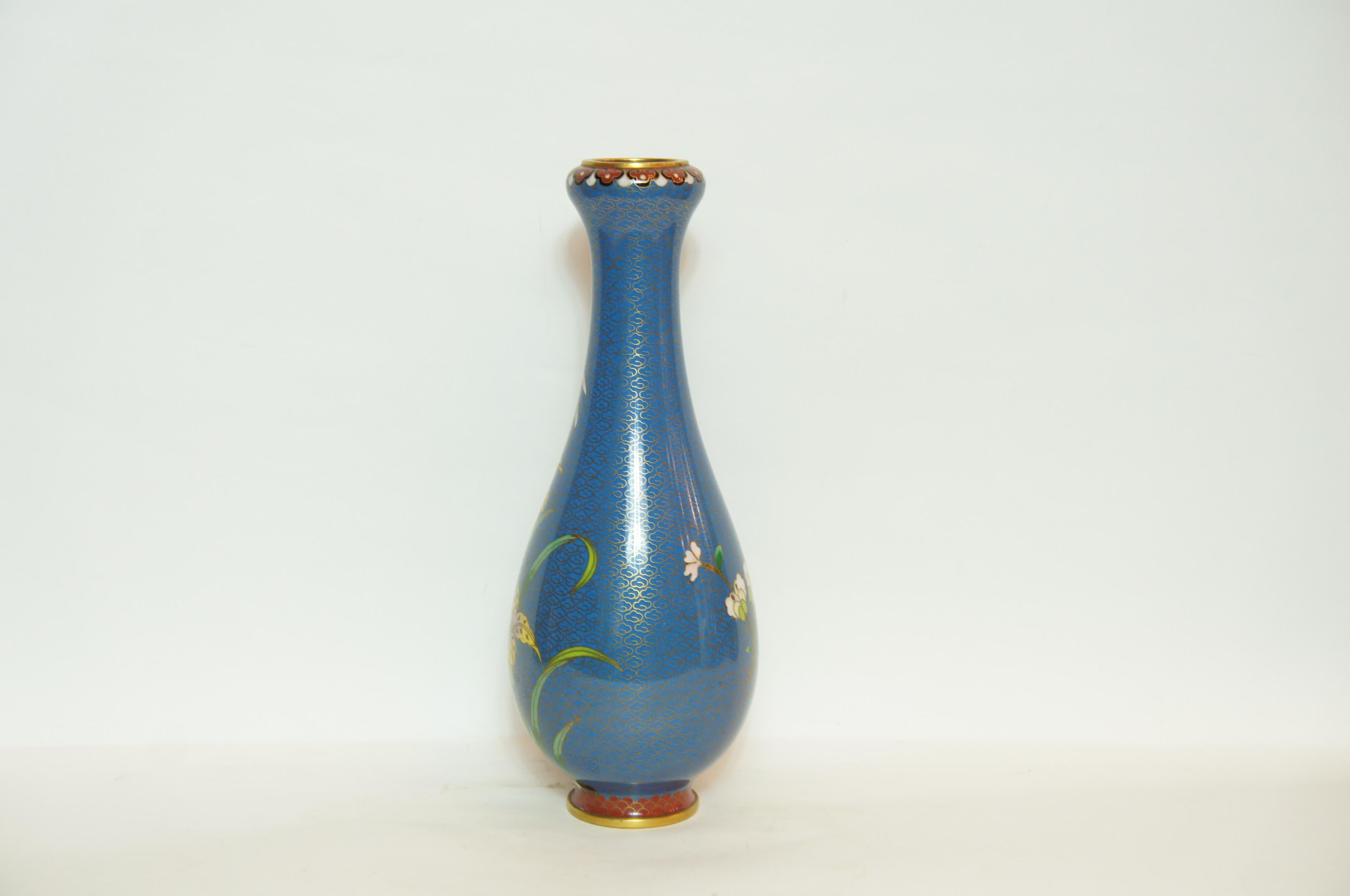 Japonais Vase japonais ancien à fleurs bleues avec cuivre/cloisson, années 1950 en vente