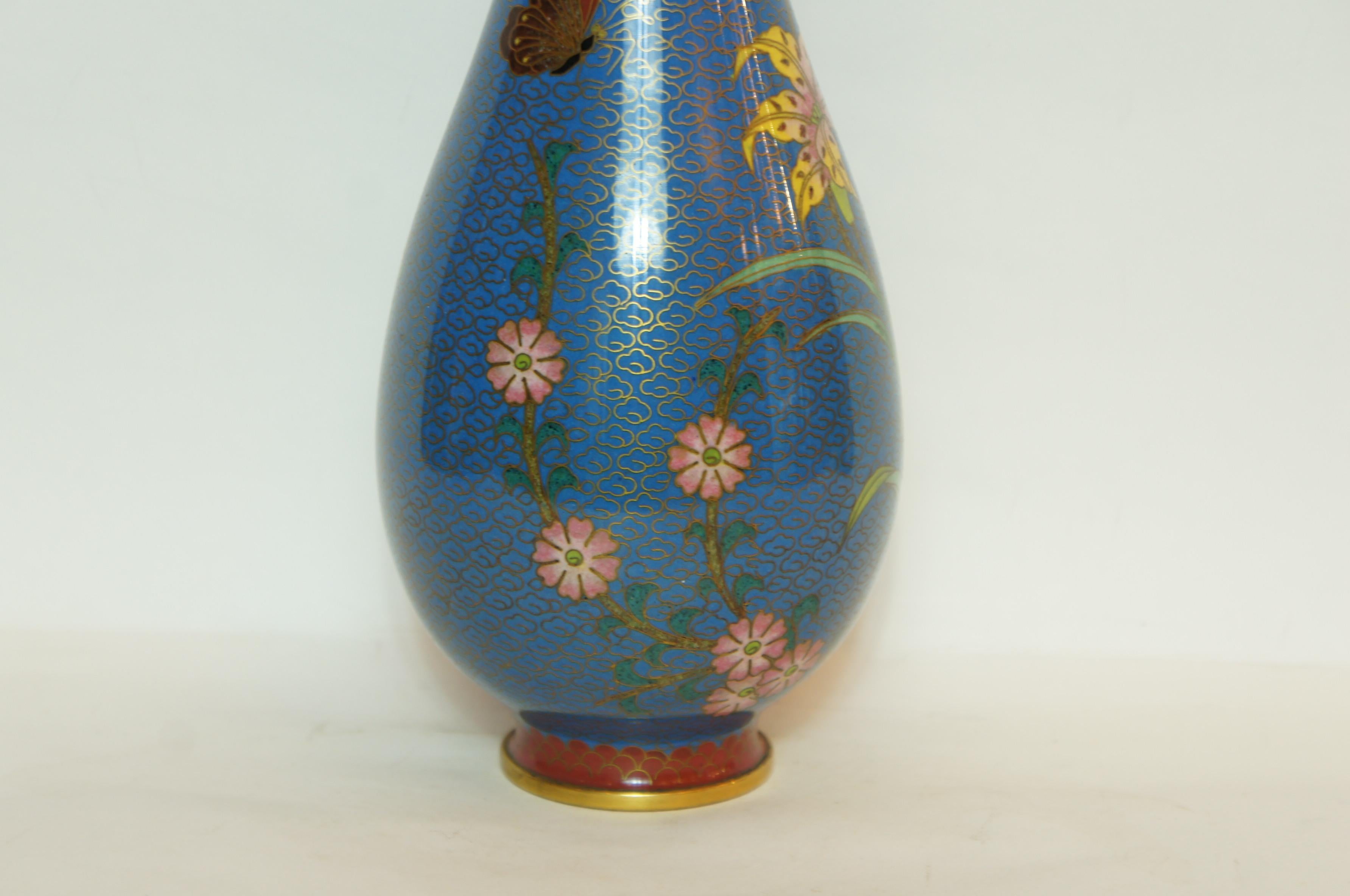 Vase japonais ancien à fleurs bleues avec cuivre/cloisson, années 1950 Bon état - En vente à Paris, FR